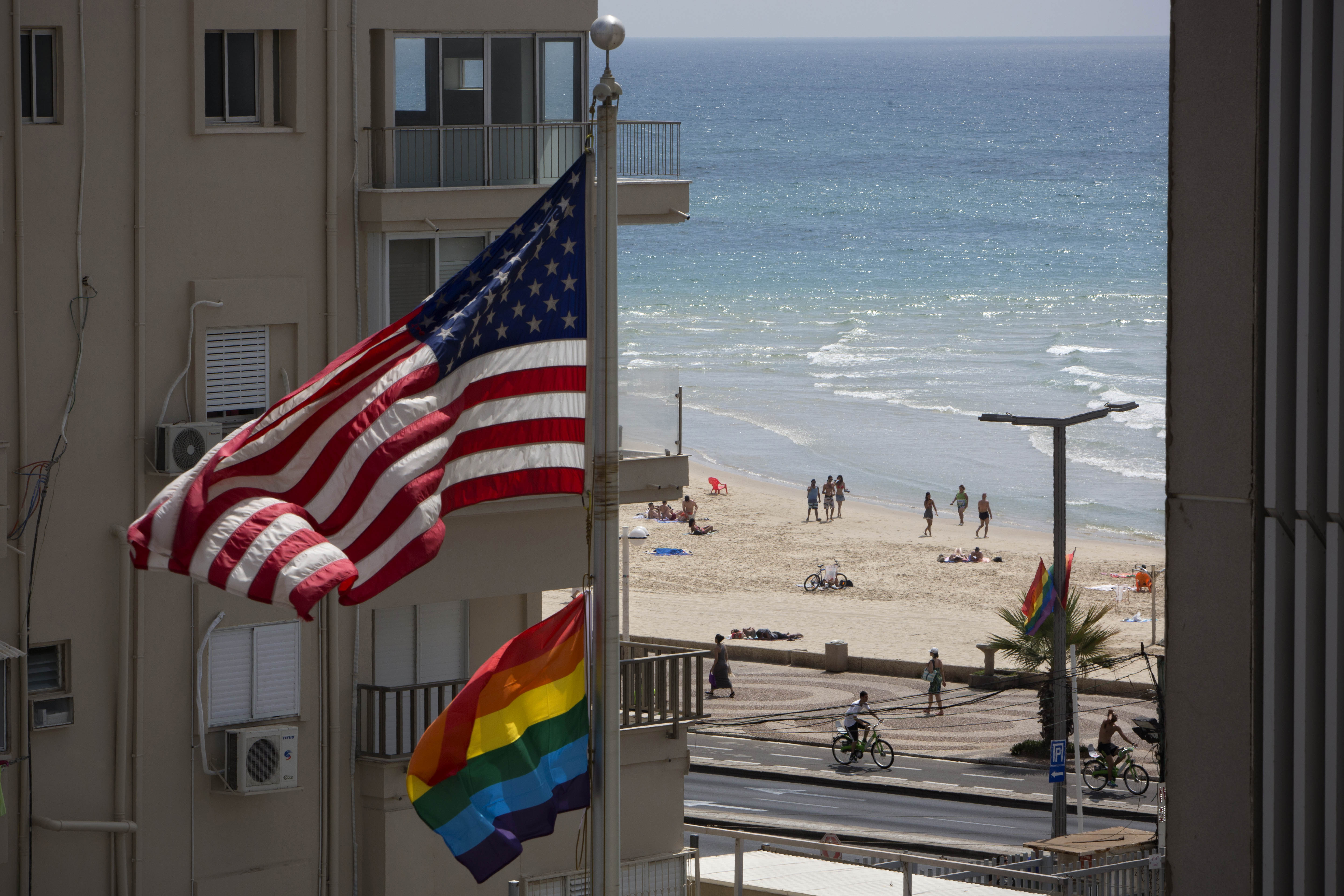 100,000 party at Israel gay parade, area's biggest