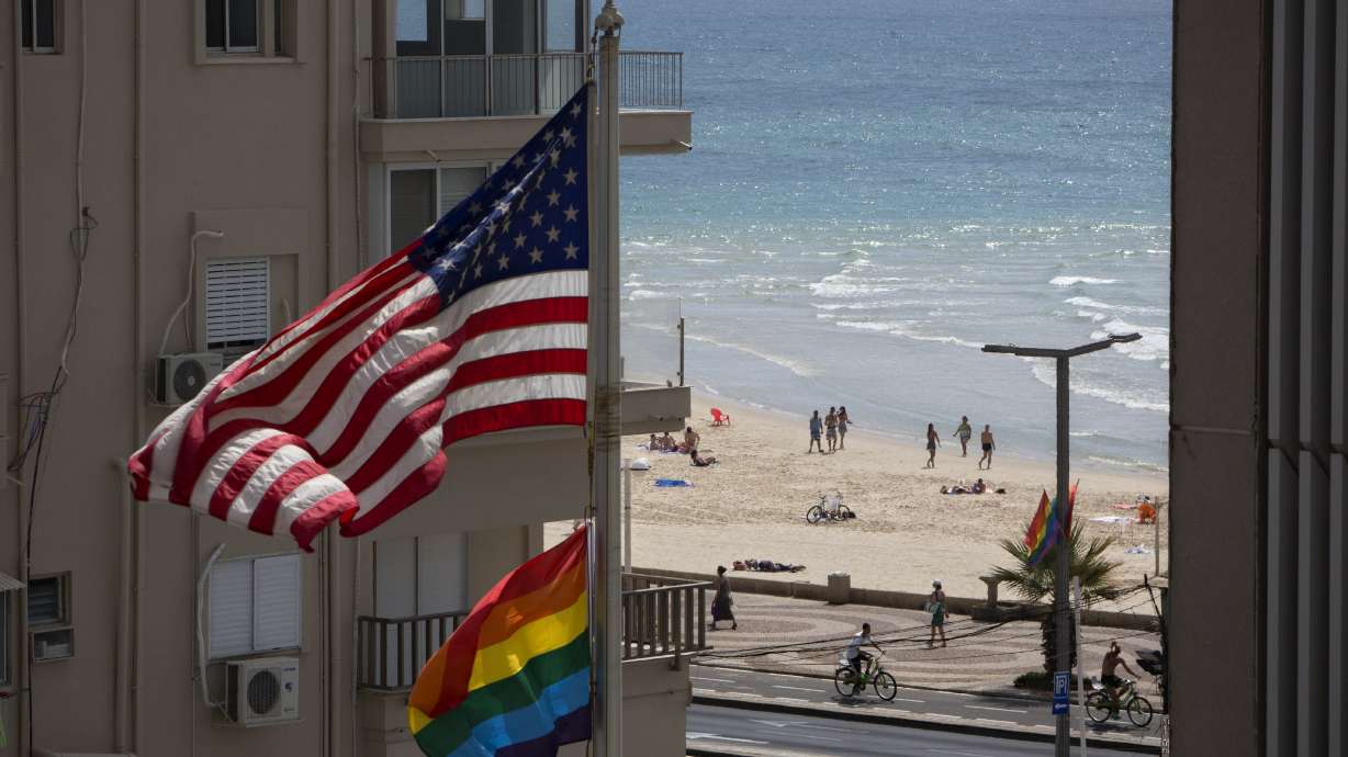 100,000 party at Israel gay parade, area's biggest