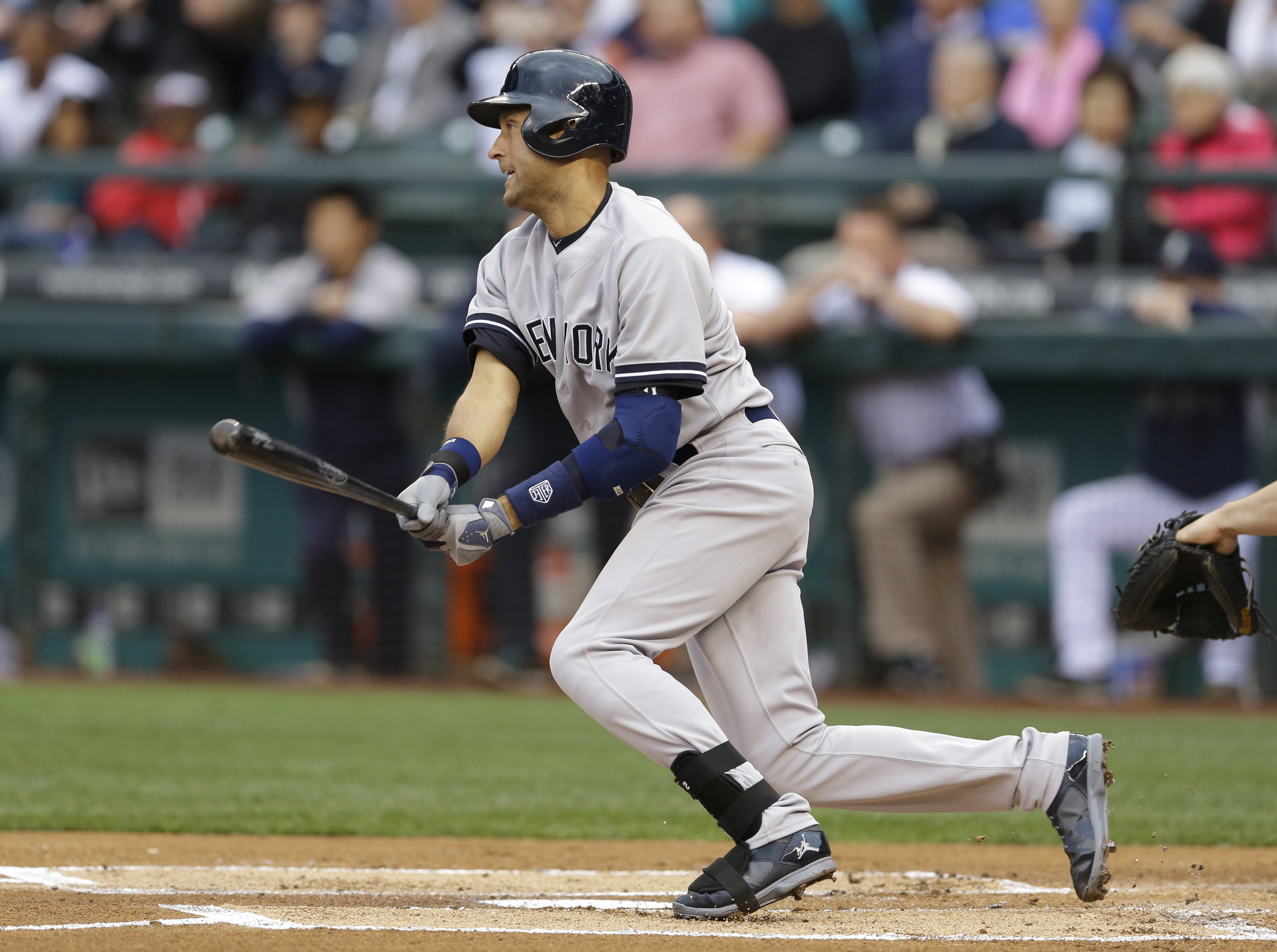 Jeter recalls 'flip' as farewell tour hits Oakland