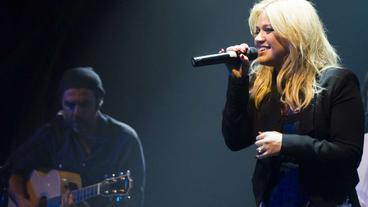 Kelly Clarkson announces birth of daughter