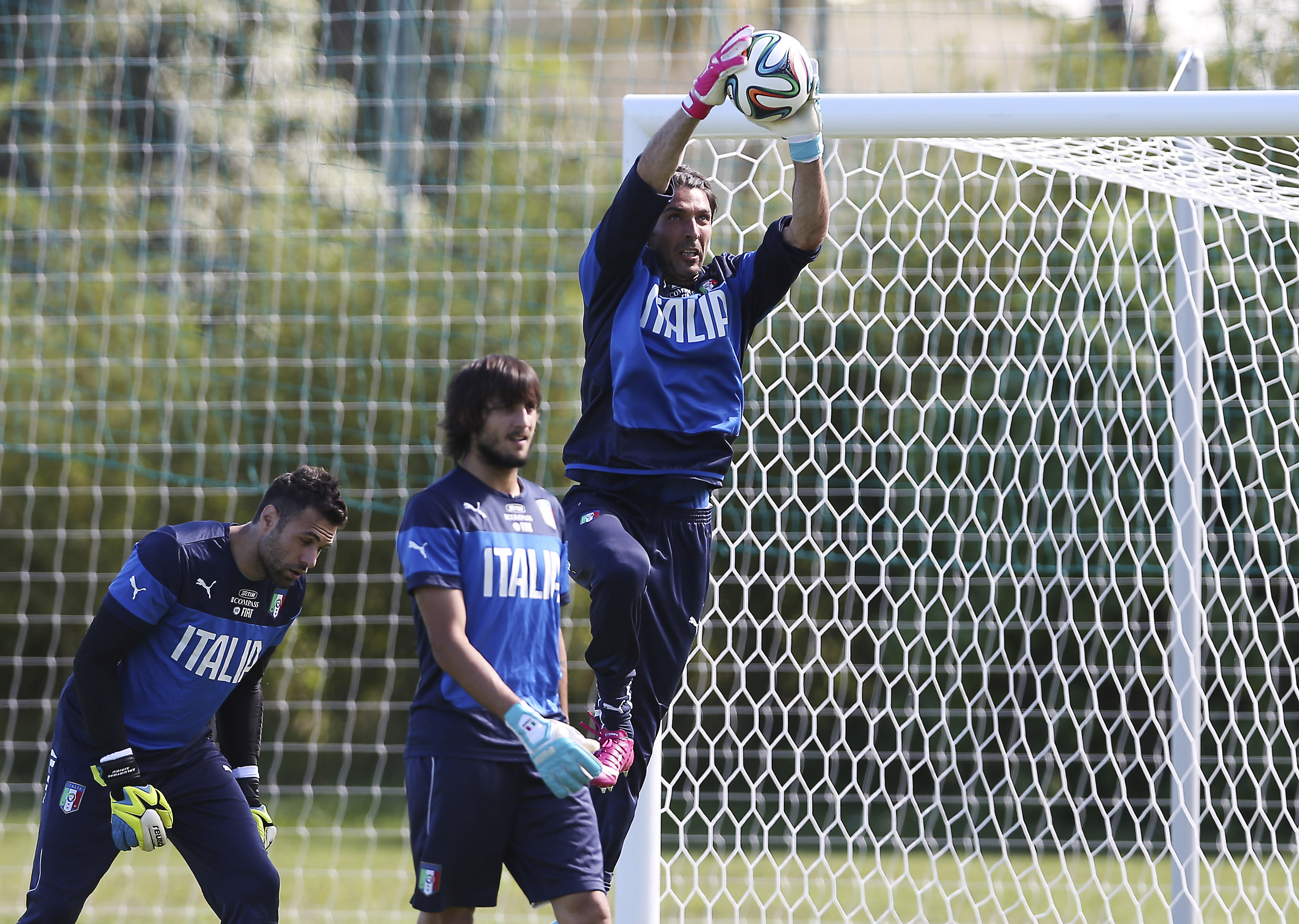 Sirigu to start in goal for Italy against England