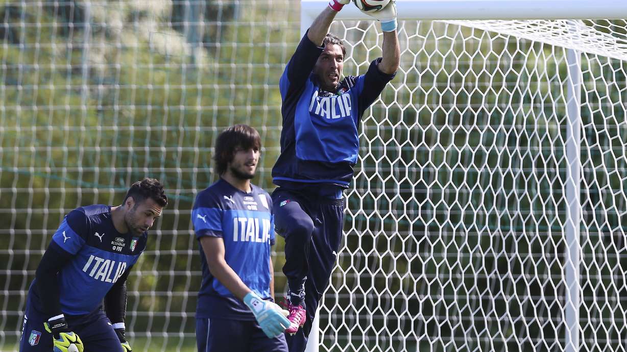 Sirigu to start in goal for Italy against England