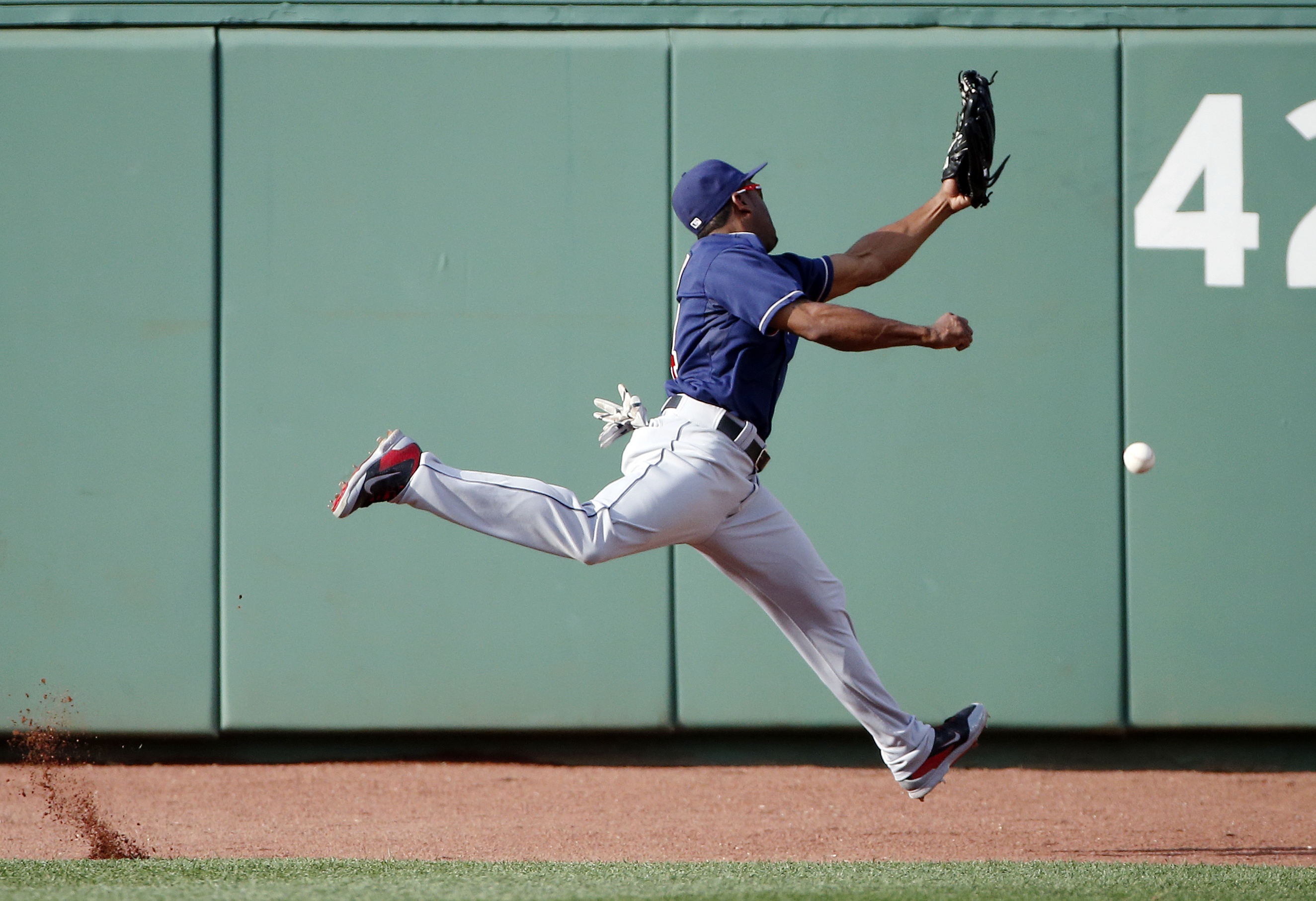 Indians rally with 2 in 7th to beat Red Sox 3-2