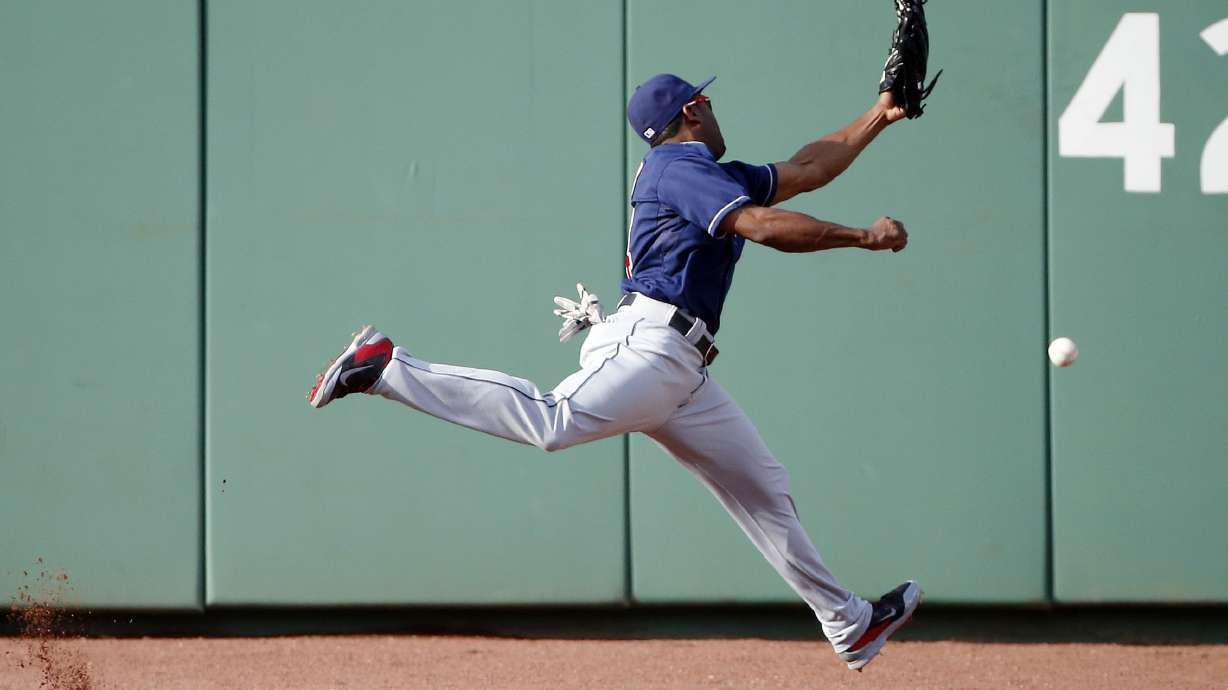 Indians rally with 2 in 7th to beat Red Sox 3-2