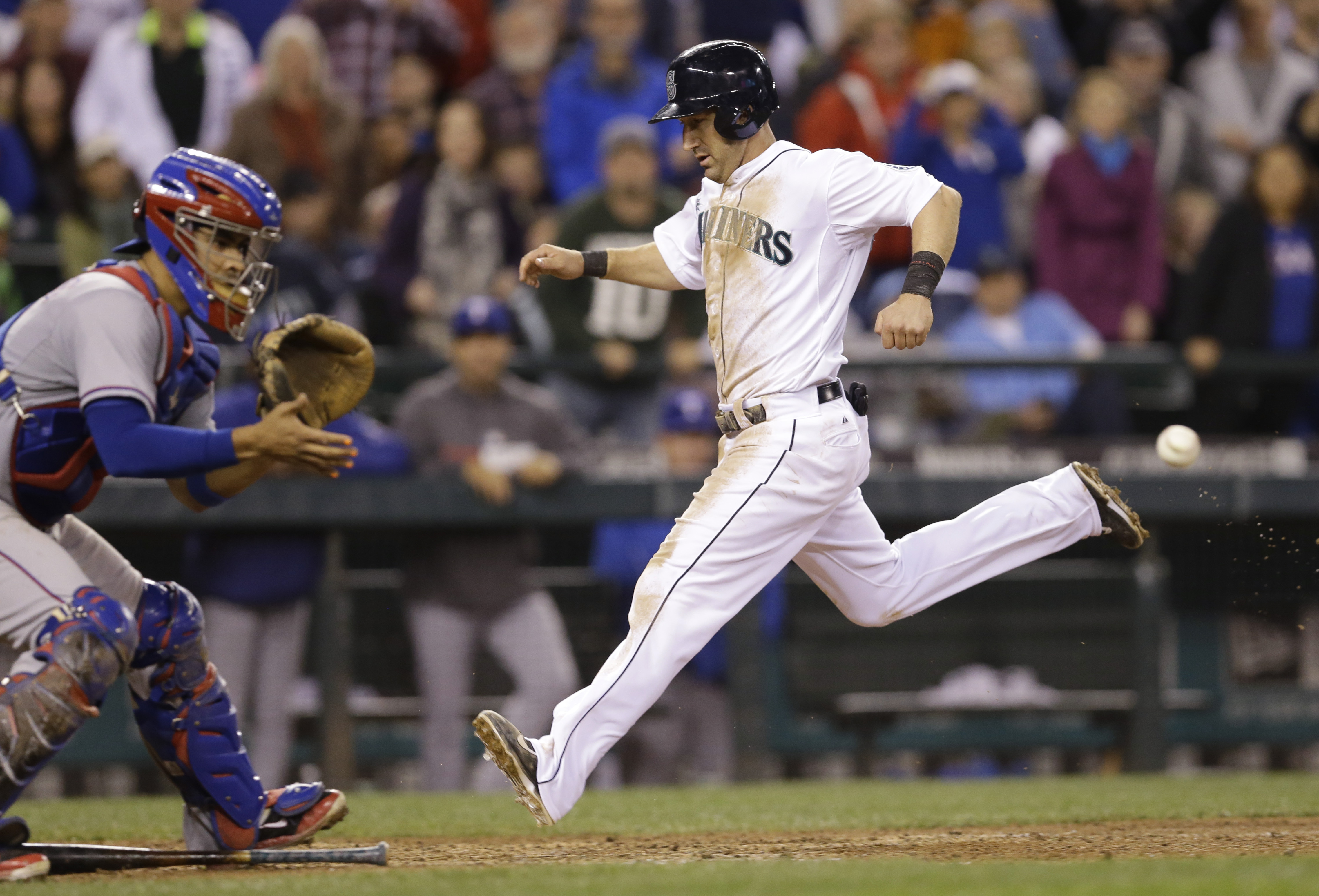 Martin's single pushes Rangers past Mariners 4-3