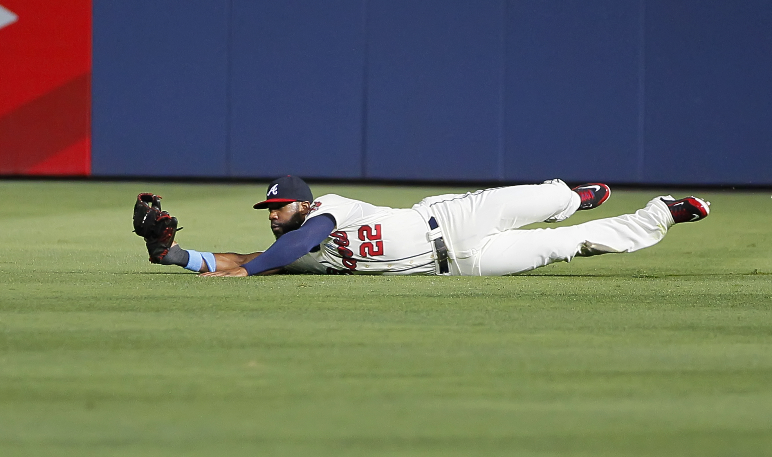 La Stella stays hot, Braves drop Angels, 7-3