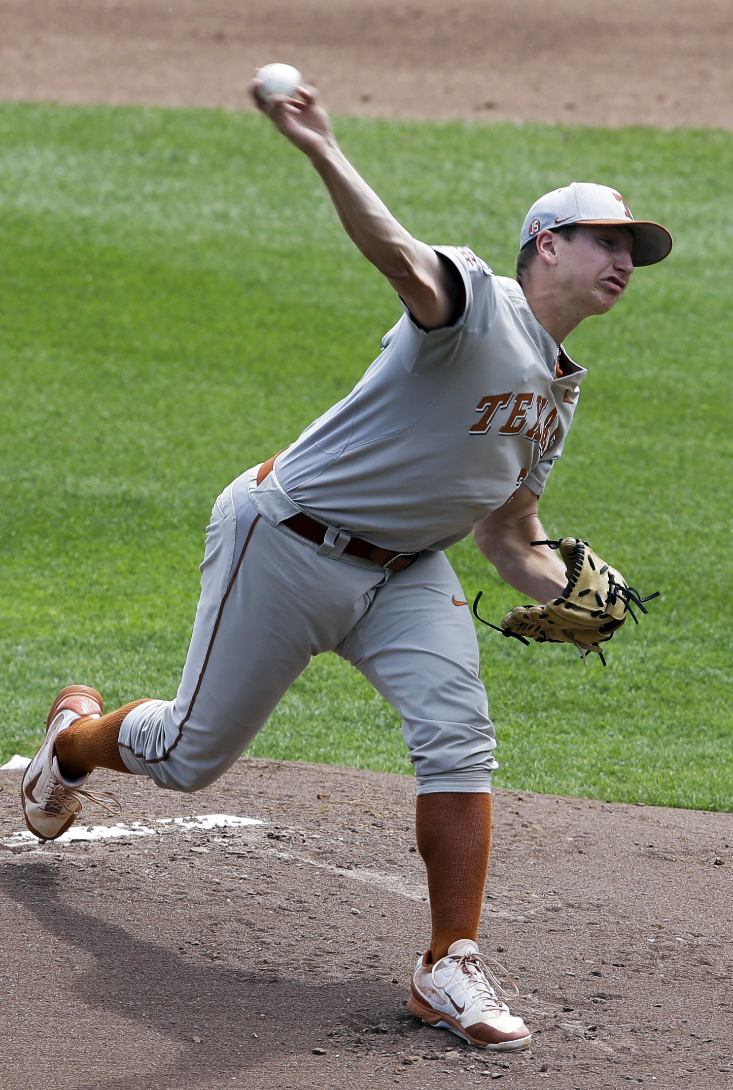 Texas ousts Louisville from CWS with 4-1 victory