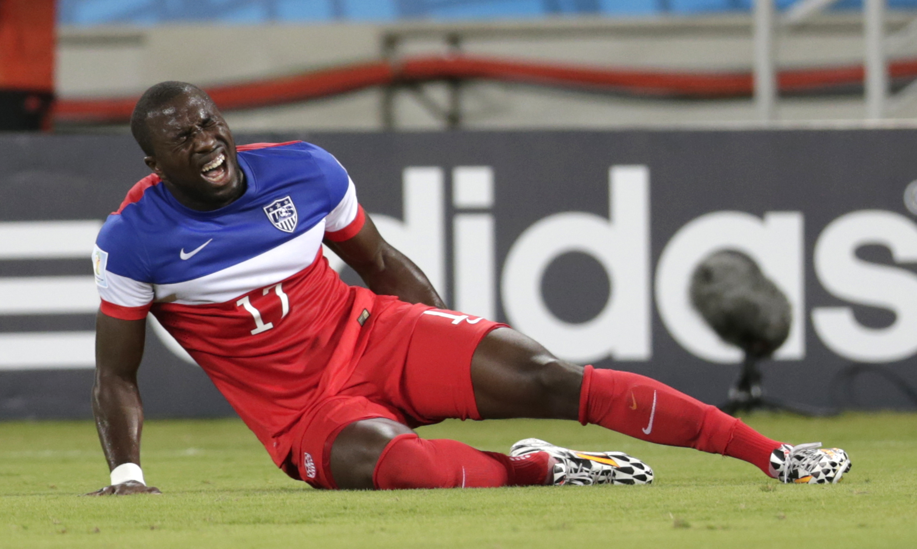 Altidore leaves World Cup opener after hurting leg