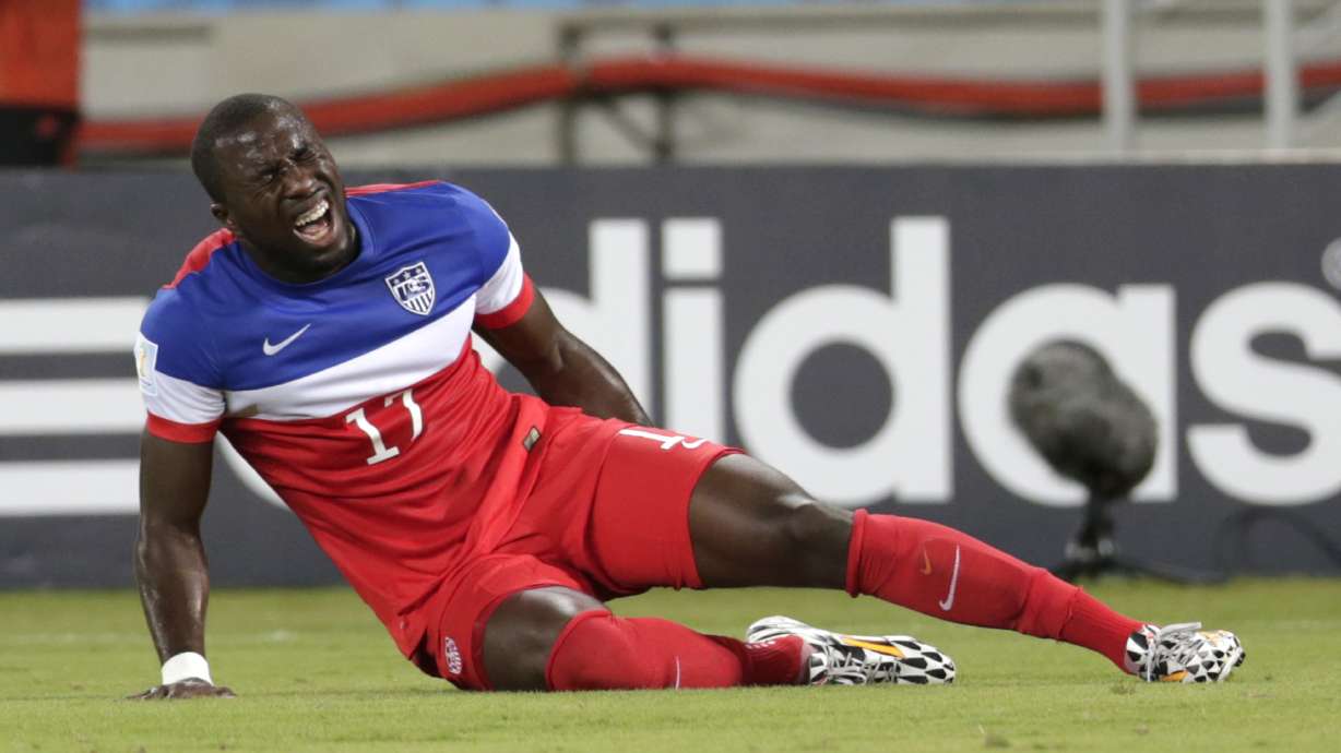 Altidore leaves World Cup opener after hurting leg