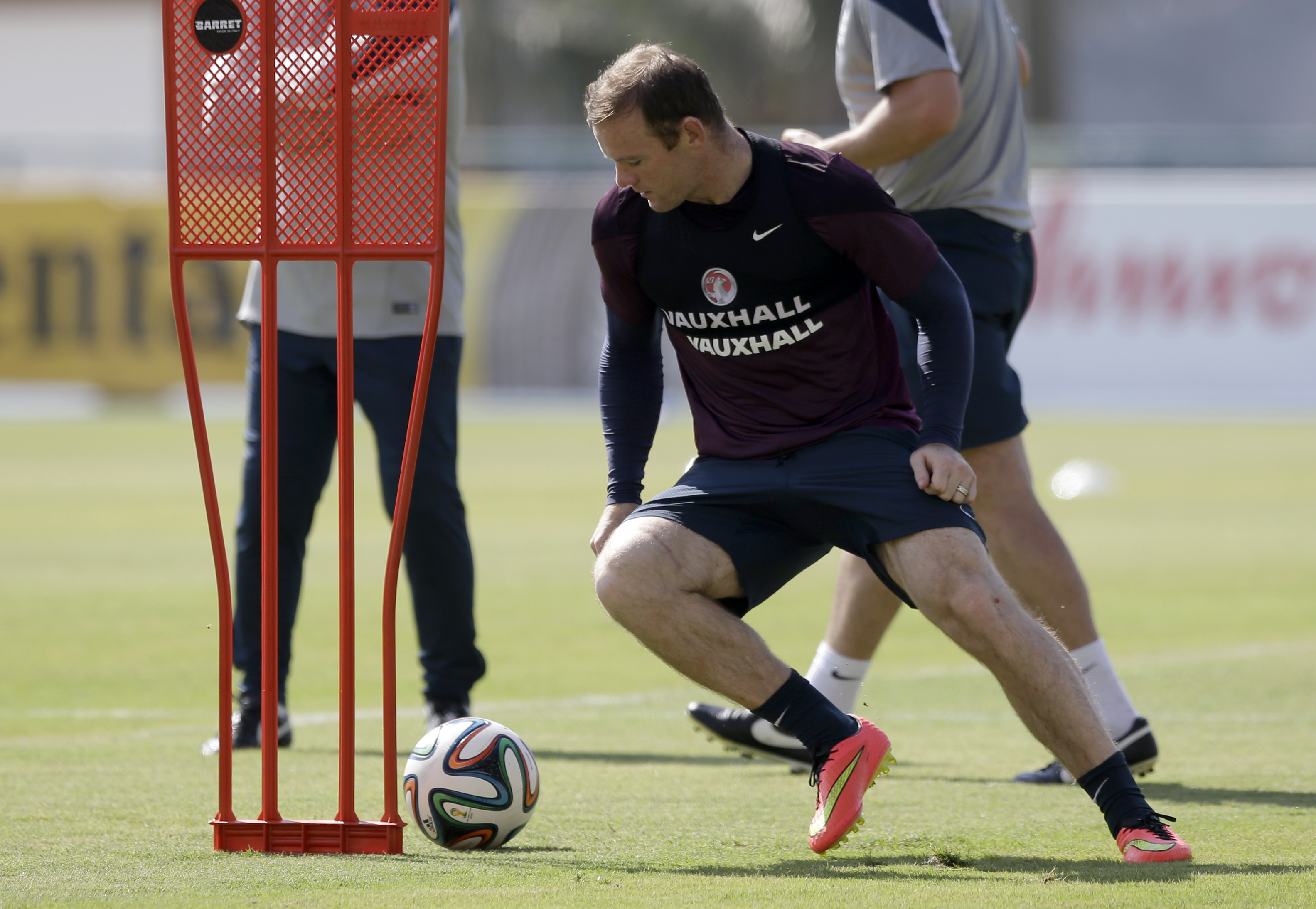 Suarez returns from injury, Rooney pressure mounts