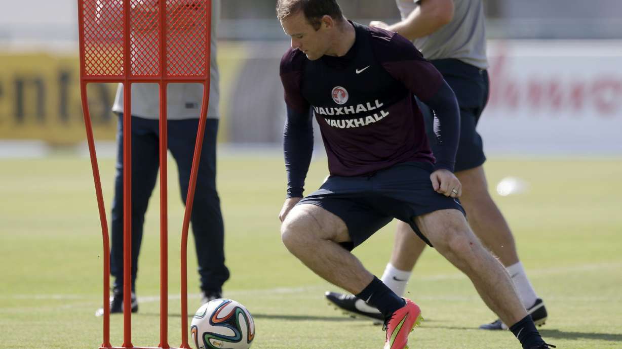 Suarez returns from injury, Rooney pressure mounts