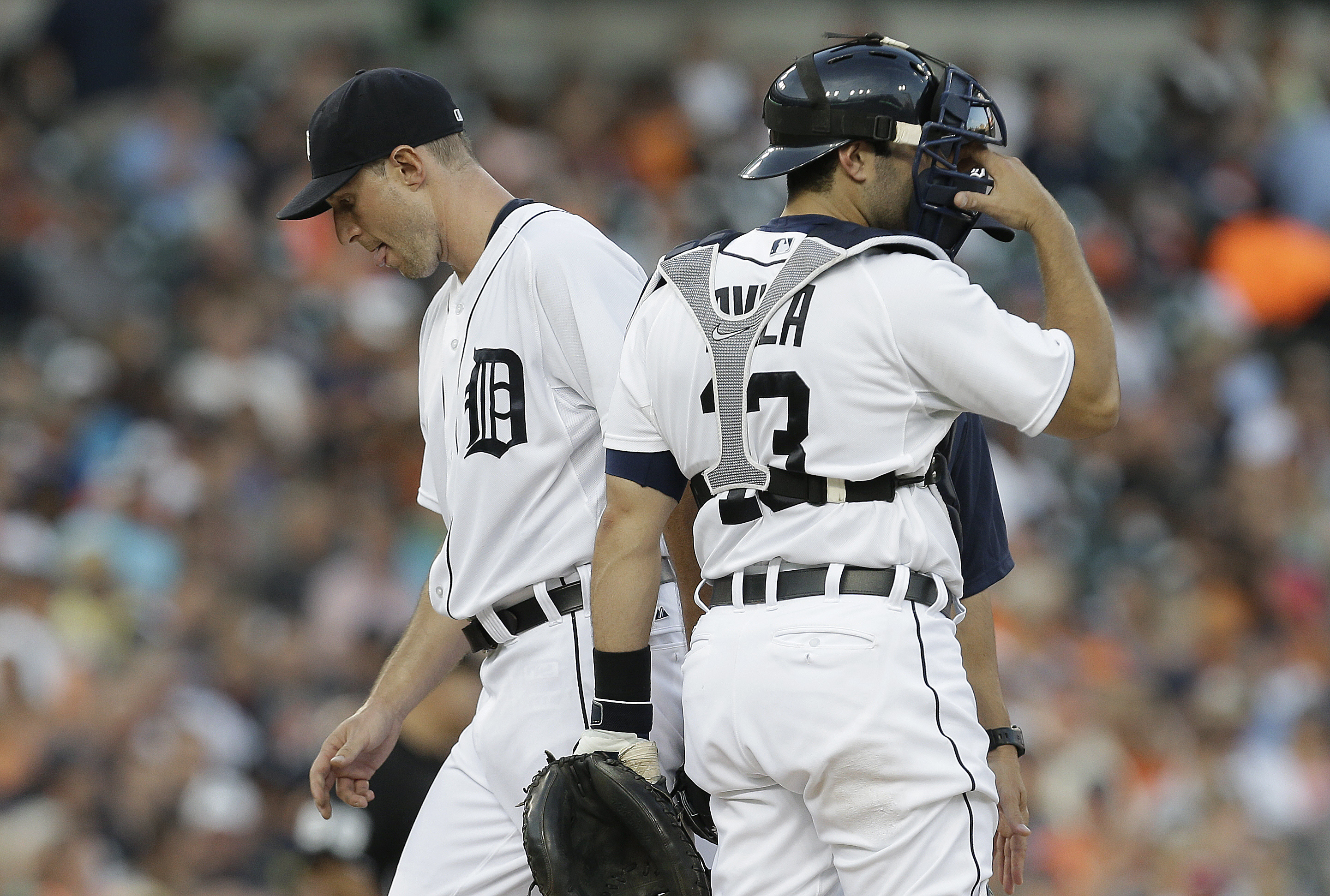 Tigers tumble out of 1st with 11-4 loss to Royals