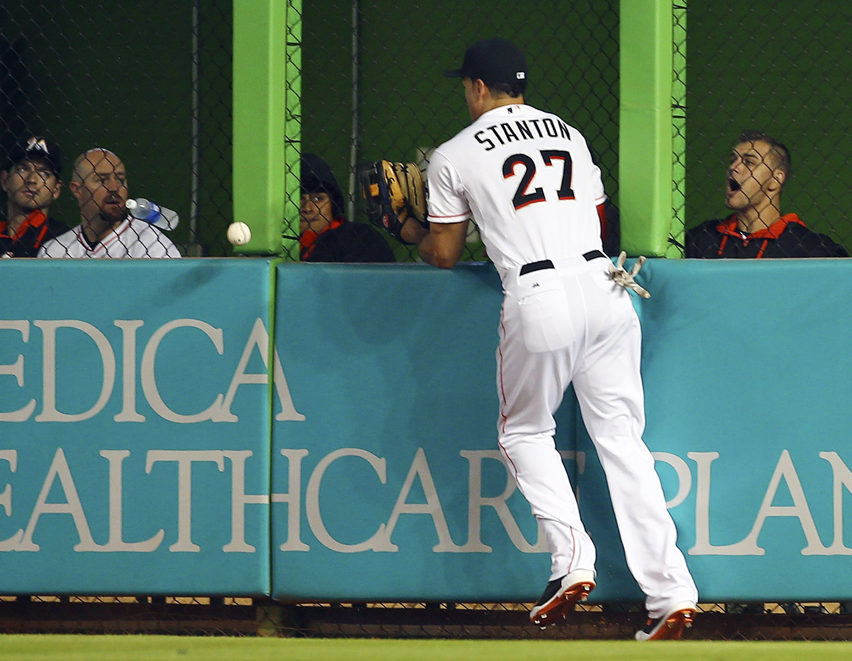 Stanton leaves Marlins game with wrist injury