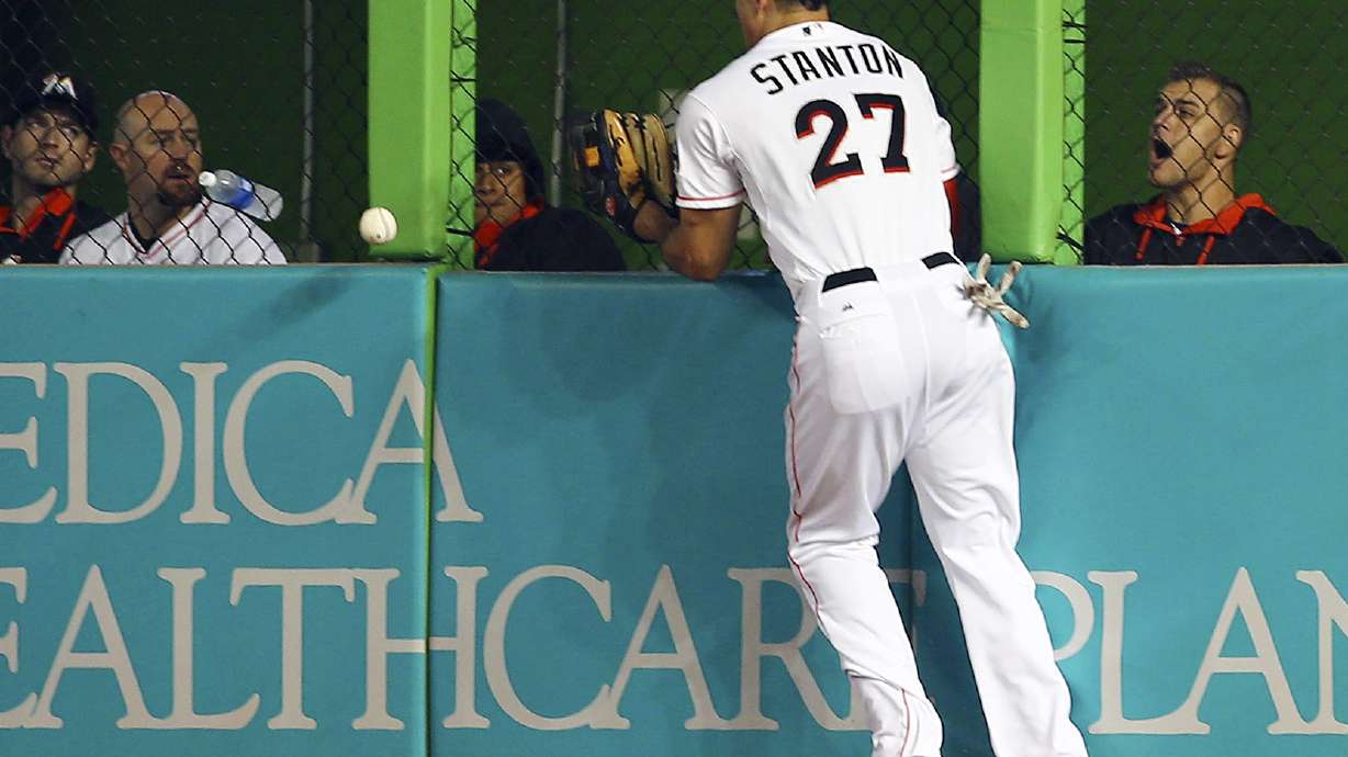 Stanton leaves Marlins game with wrist injury