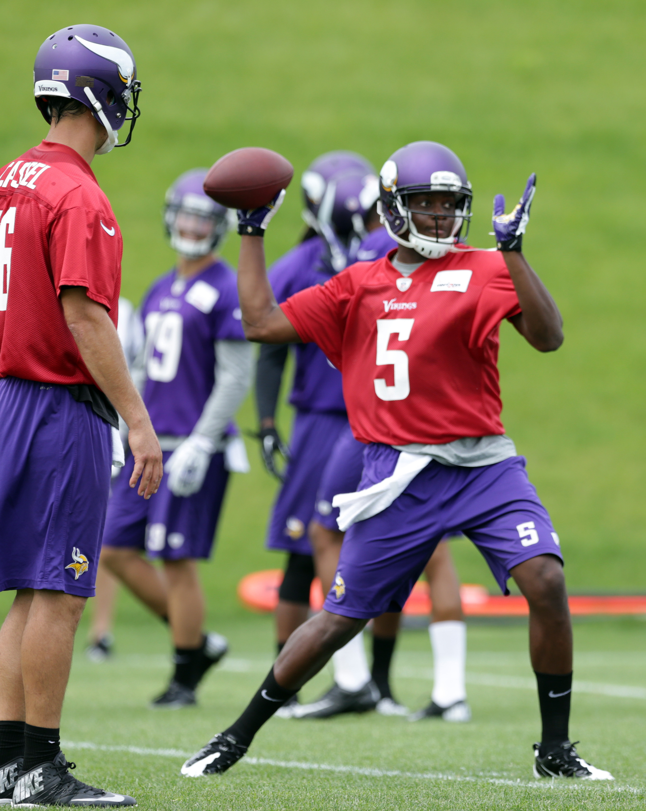 QB competition? Vikings not naming starter now