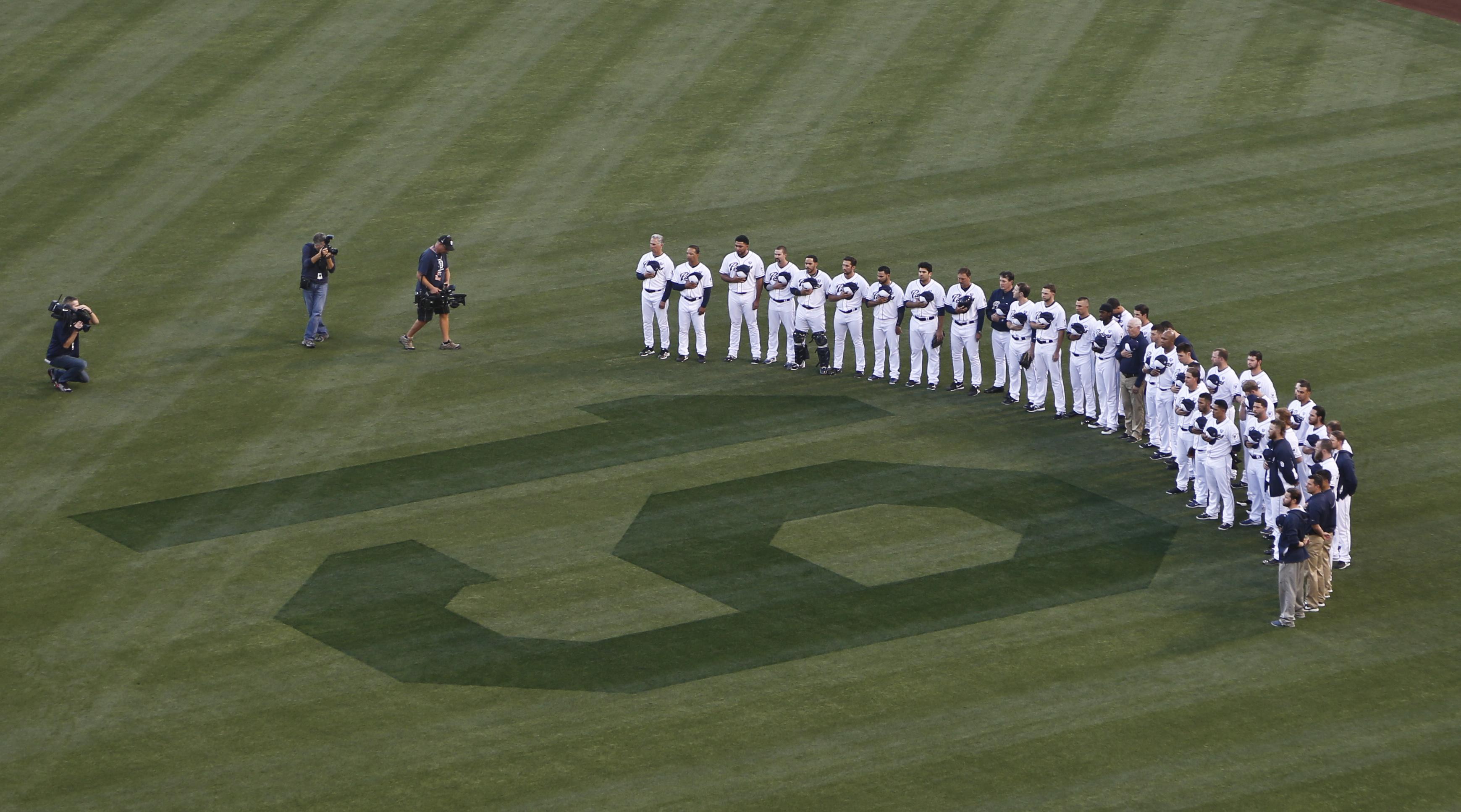 Padres rally to beat Mariners 2-1
