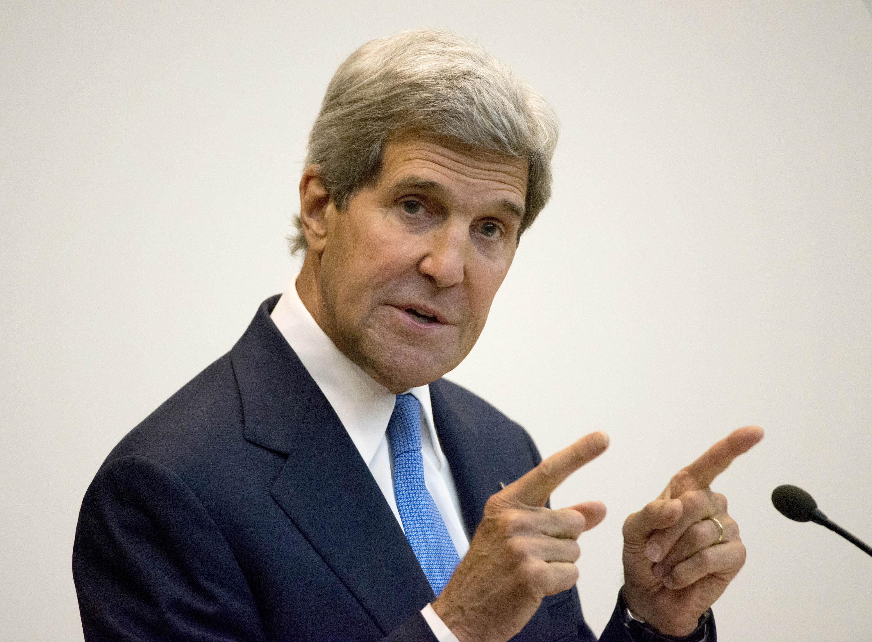 Kerry denies Obama has been too passive in Iraq