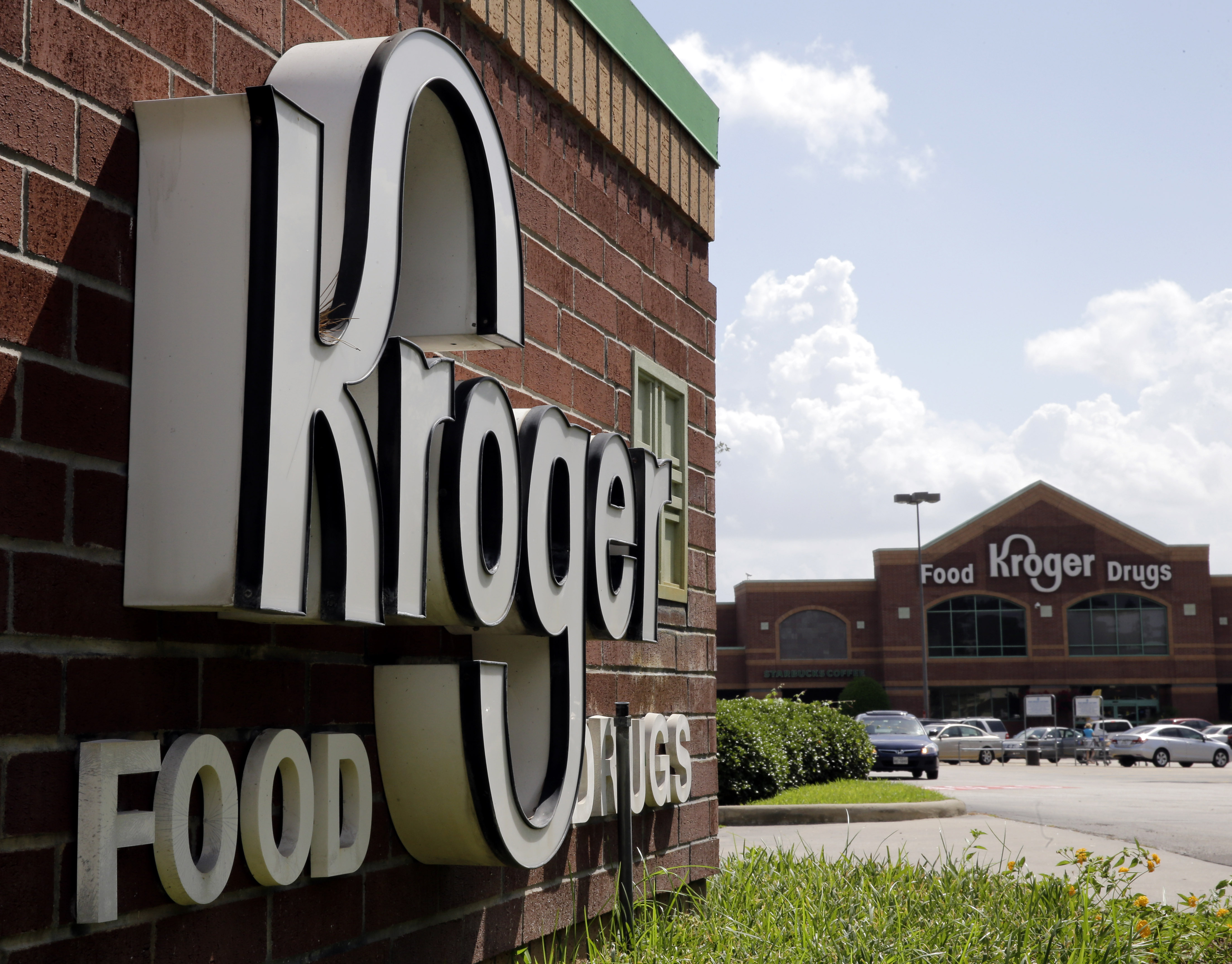 Kroger 1Q results top Street; boosts outlook