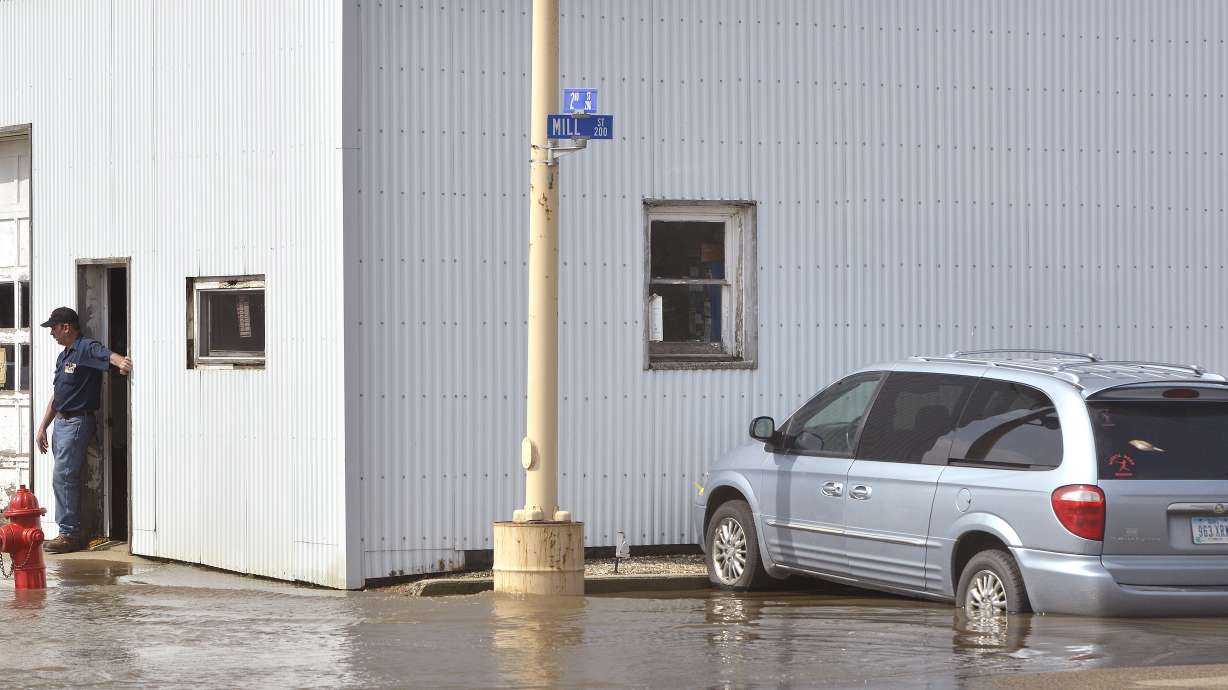 Cities fight Big Sioux River flooding in 3 states