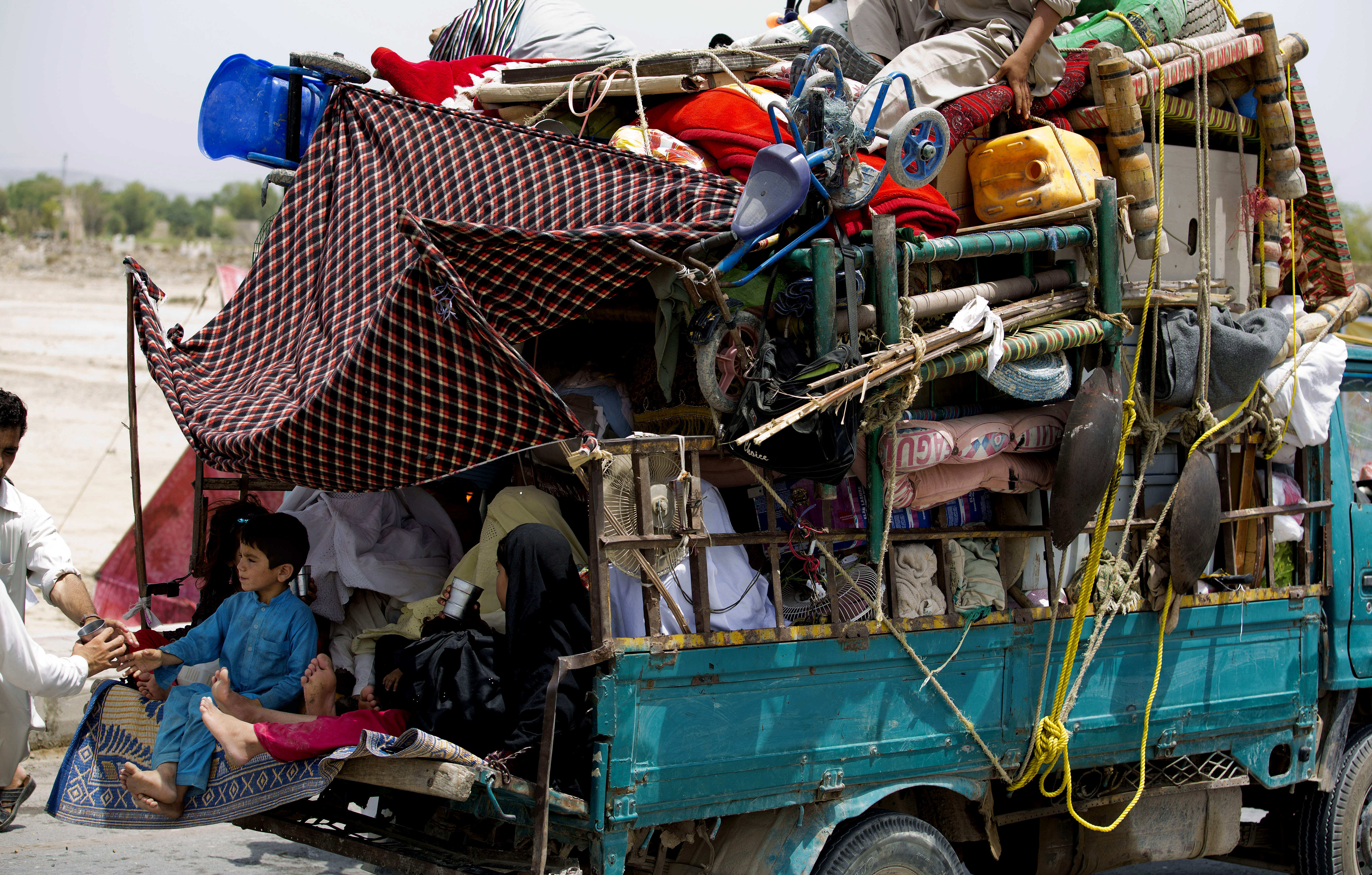 Pakistan: 80,000 flee northwest offensive