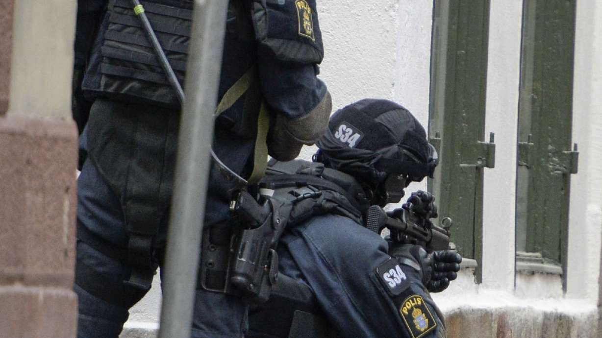 Stockholm's old town shut down in bomb scare