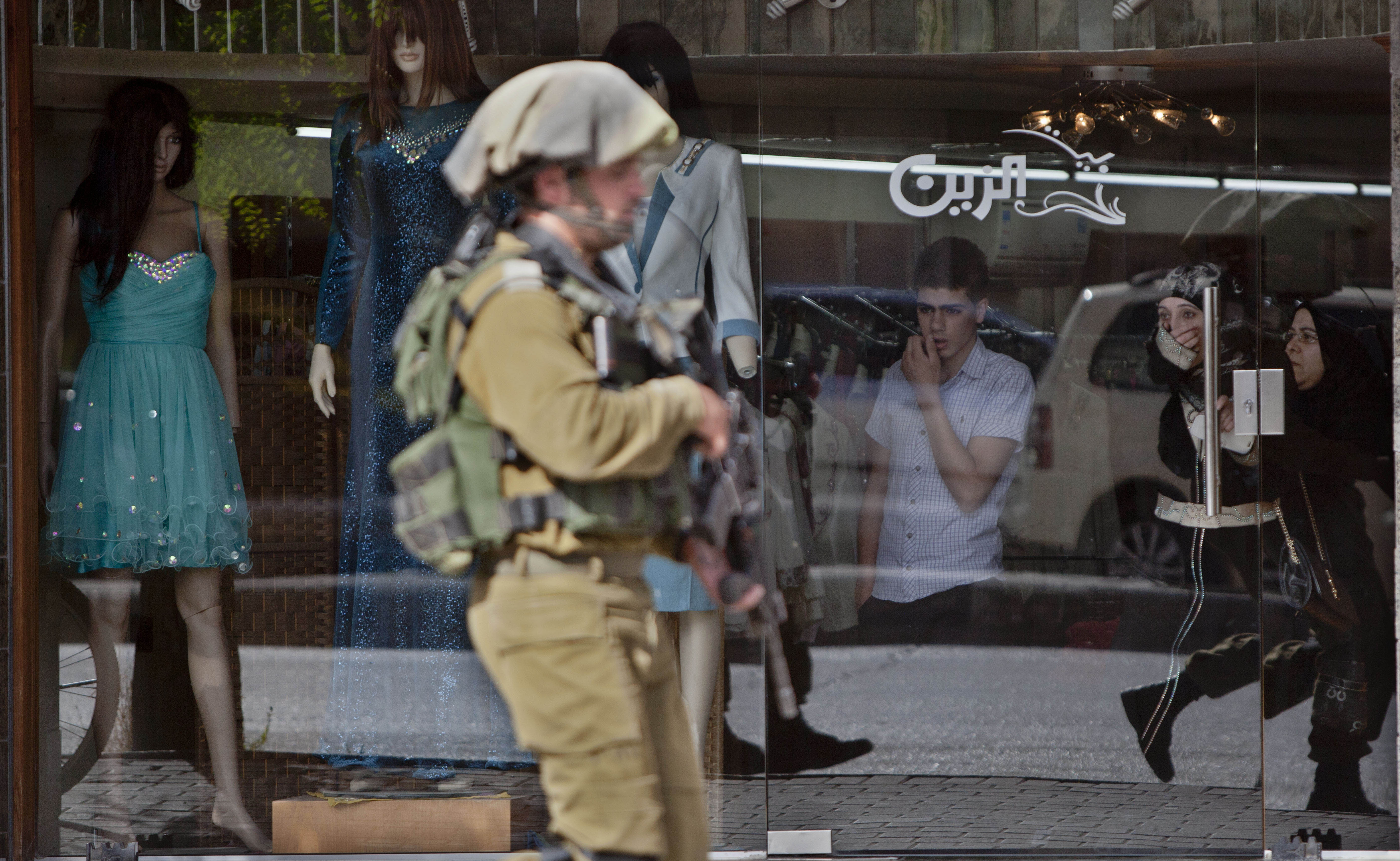 Israeli troops kill Palestinian in arrest raids