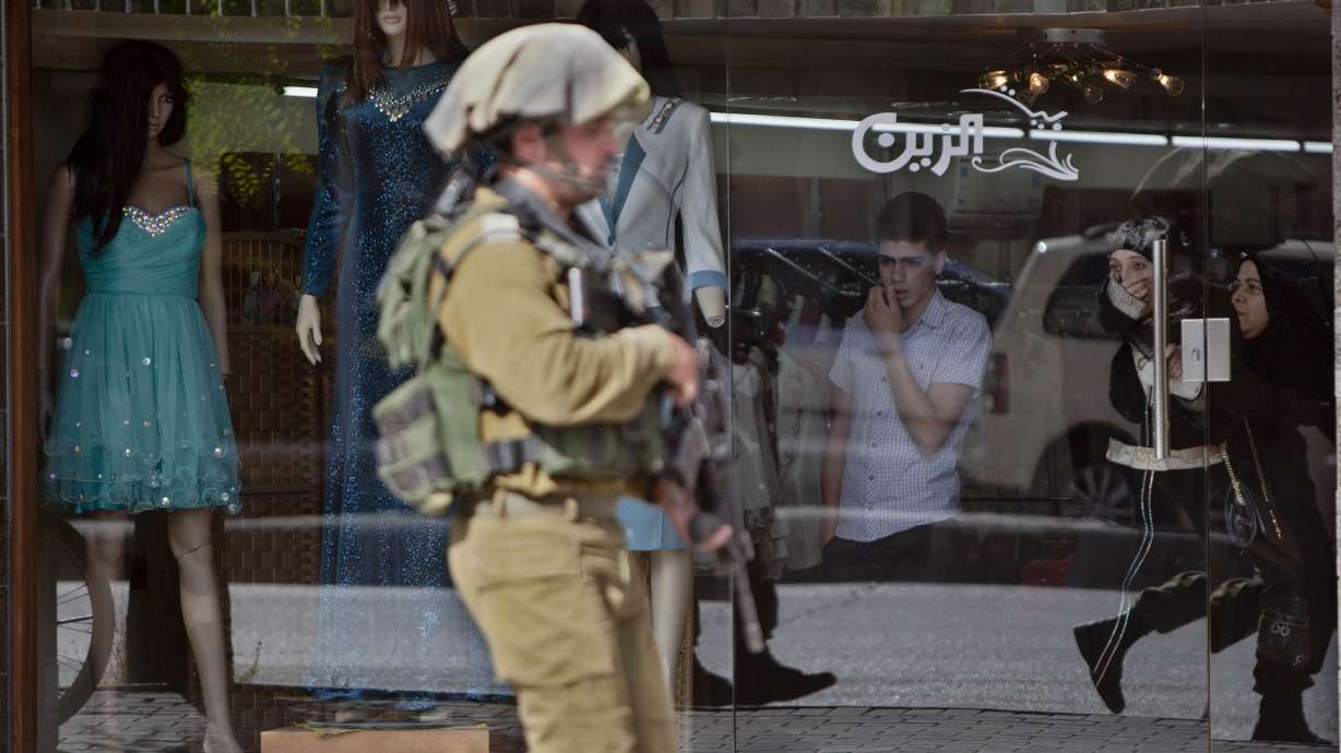 Israeli troops kill Palestinian in arrest raids