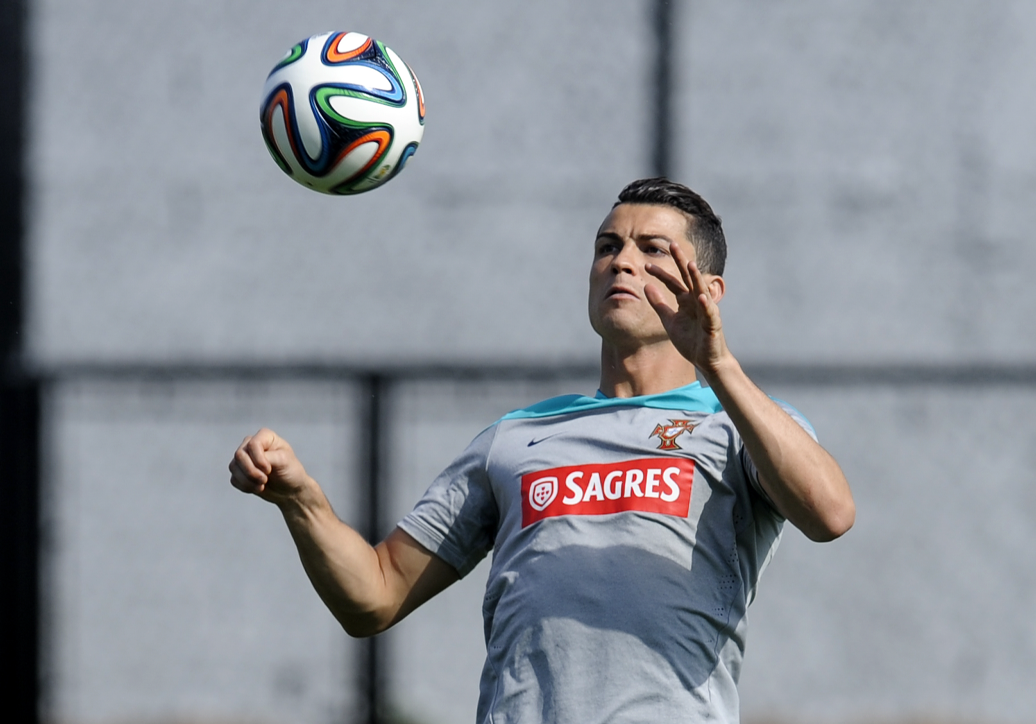 Ronaldo wears knee brace in Portugal team practice