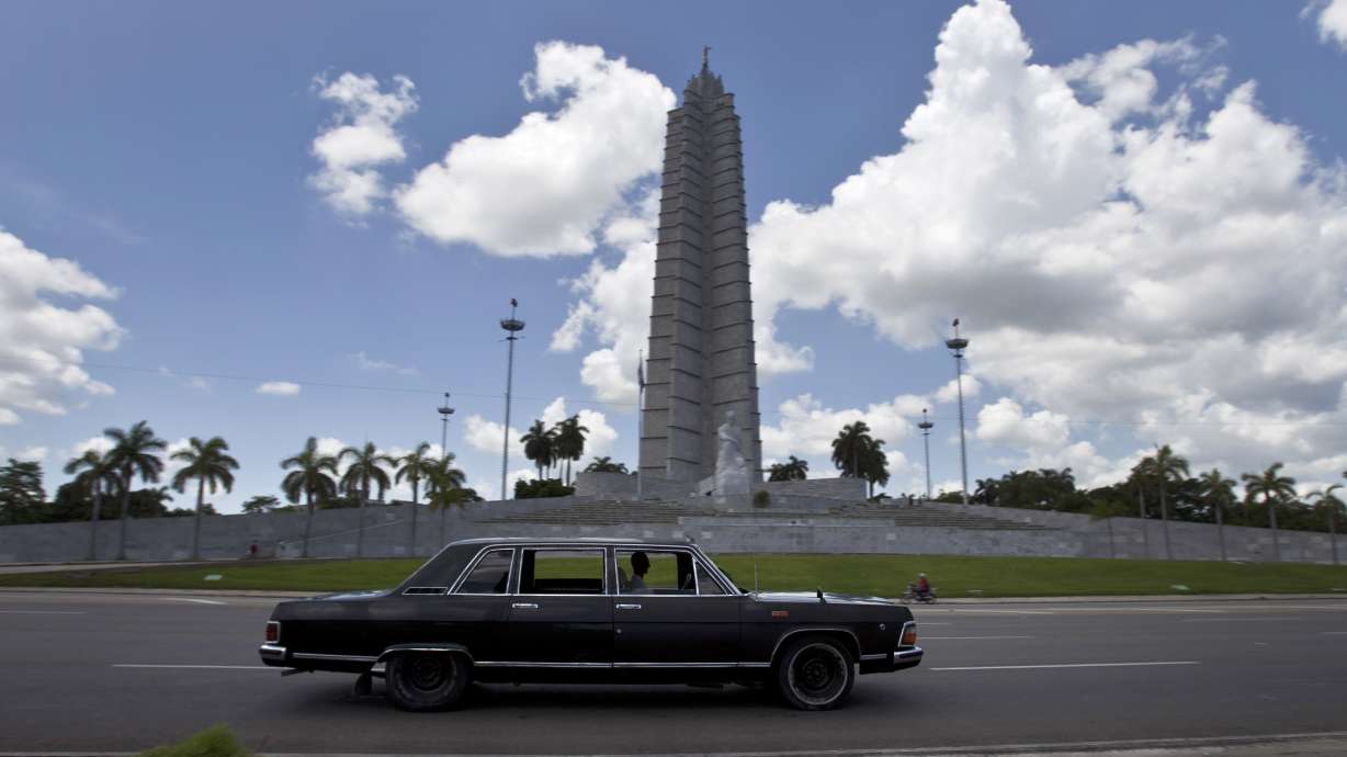 Fidel's former limos reborn as Havana taxicabs