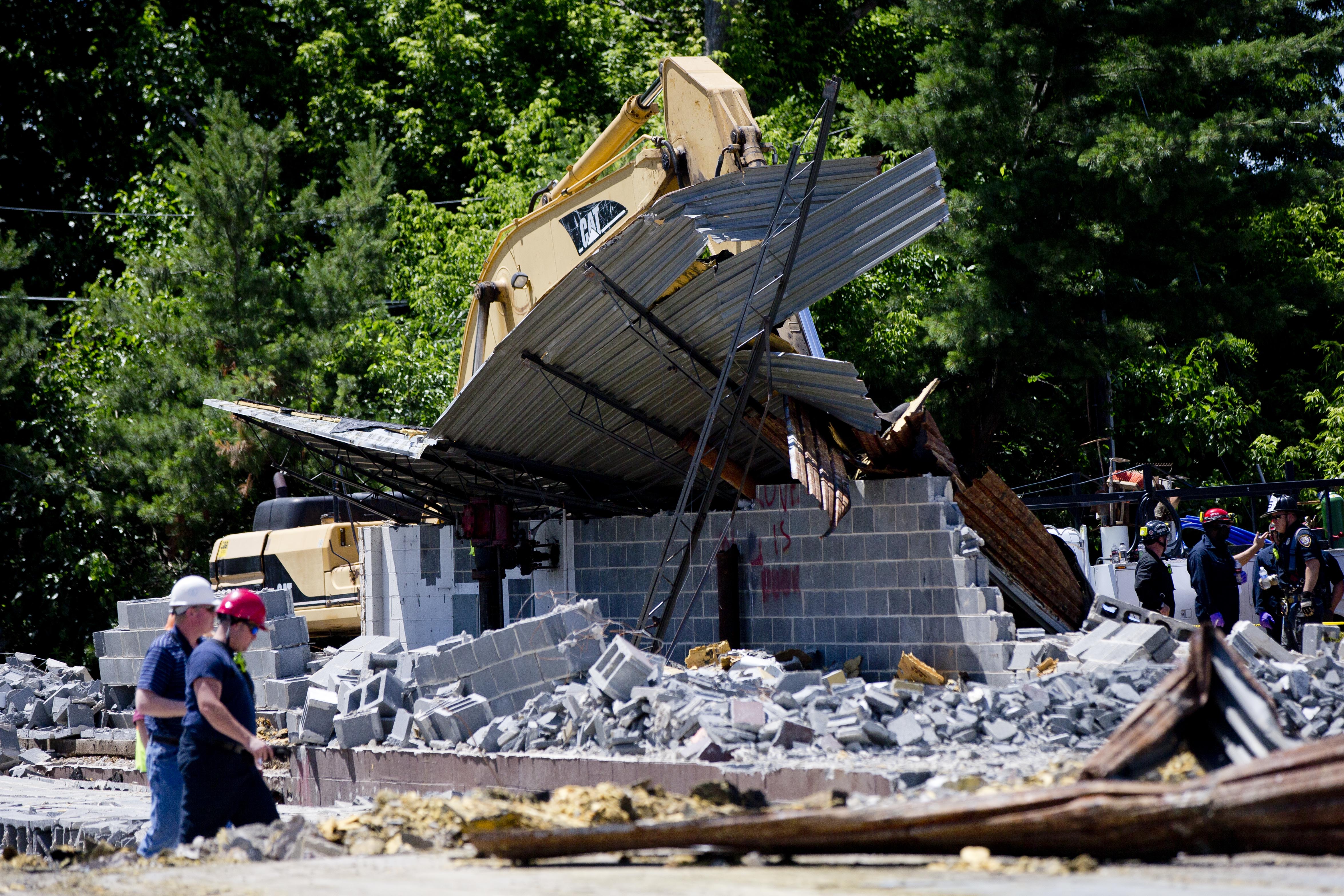 New Jersey building collapse kills 1 worker; 2 OK
