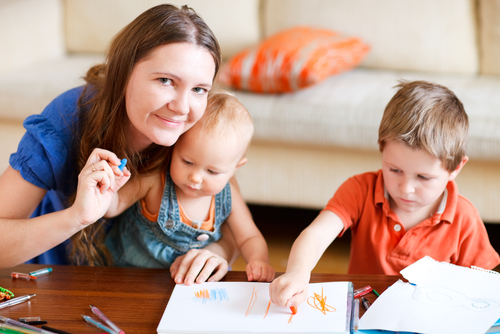 El nivel de educación y ser padres solteros