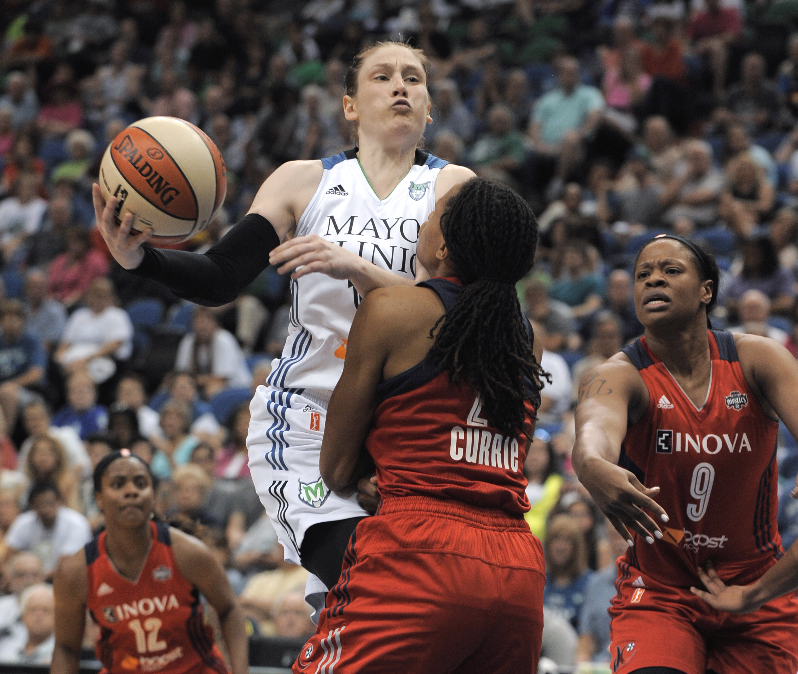 Moore, limping Augustus lead Lynx past Mystics