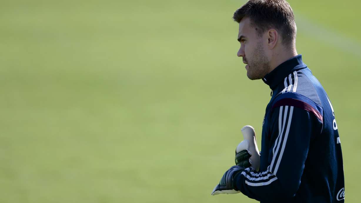 Russia coach Capello backs blundering goalkeeper