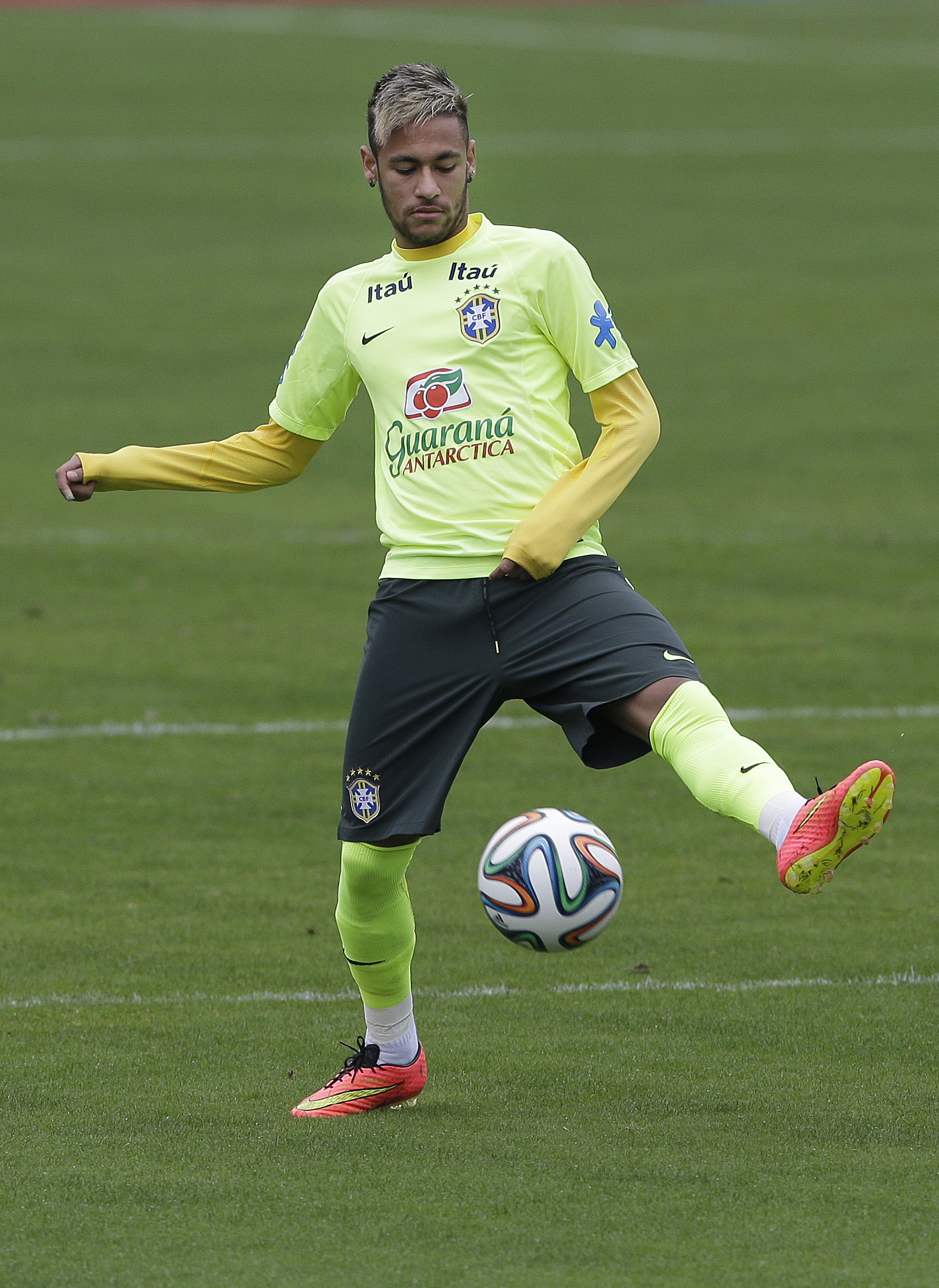 Brazil trying to take pressure off Neymar