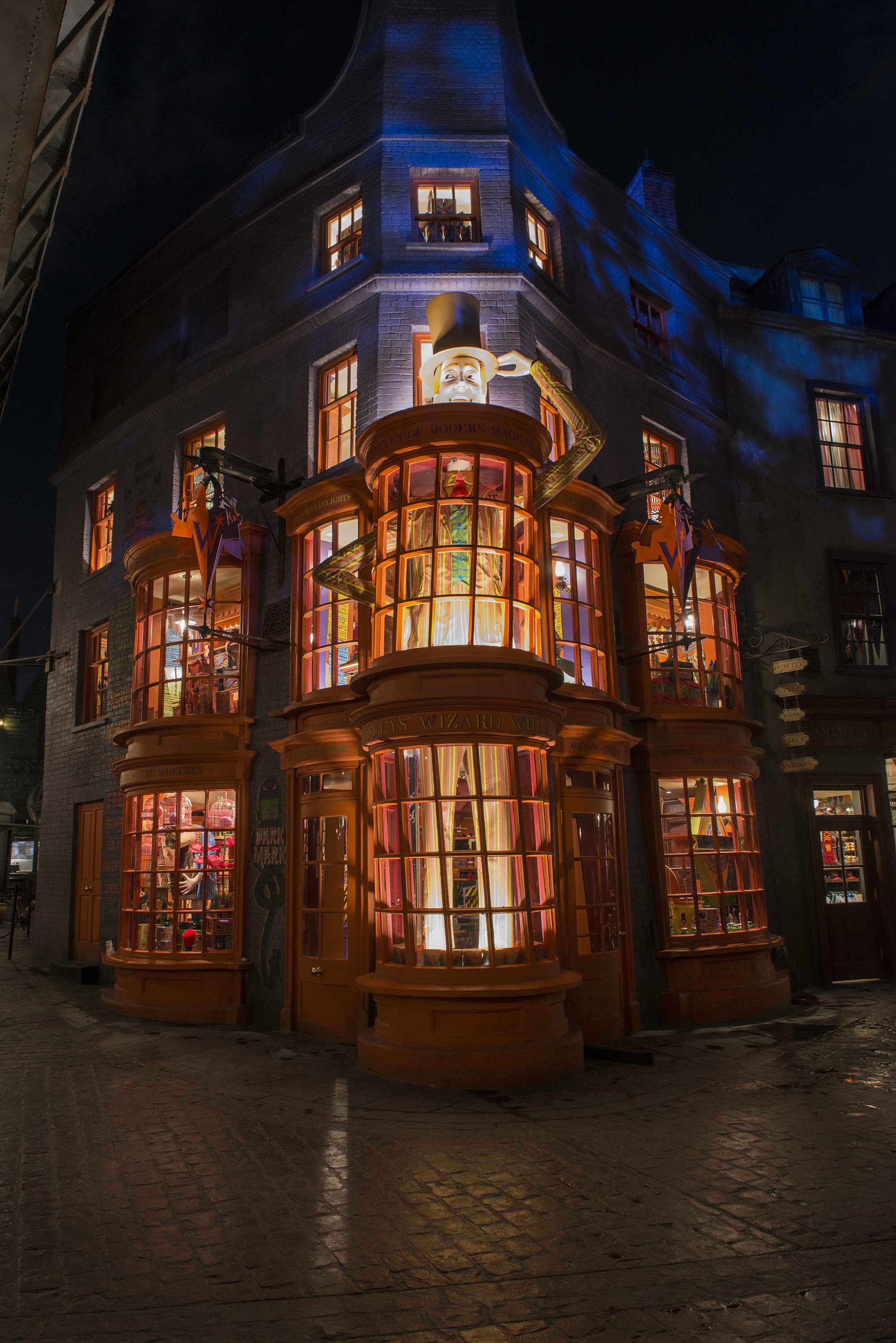The Wizarding World of Harry Potter - Diagon Alley allows guests of
Universal Orlando to experience even more of Harry Potter's
adventures.