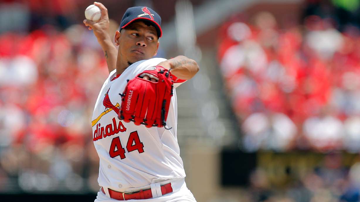 Ellis bunt, 4 relievers help Cardinals top Phils