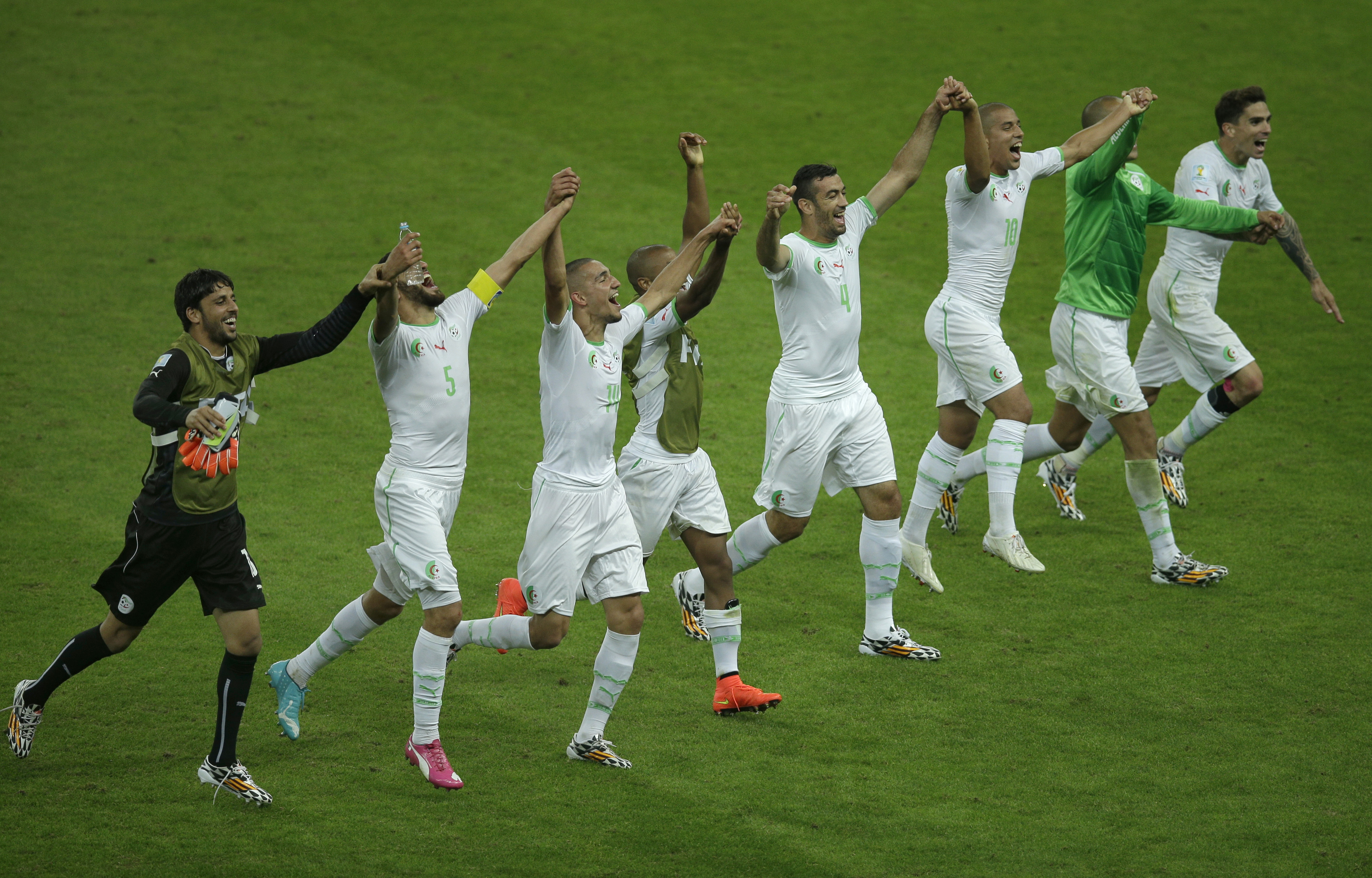 US draws, Belgium advances, Algeria wins