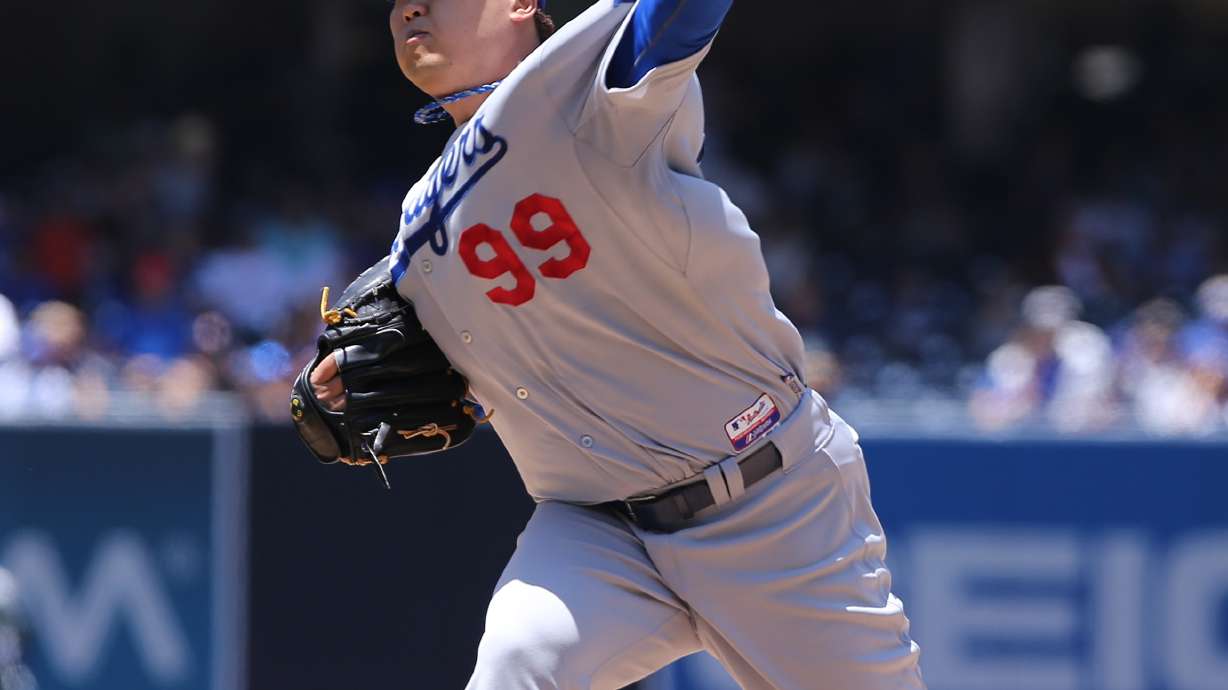 Ryu limits Padres in Dodgers' 2-1 win