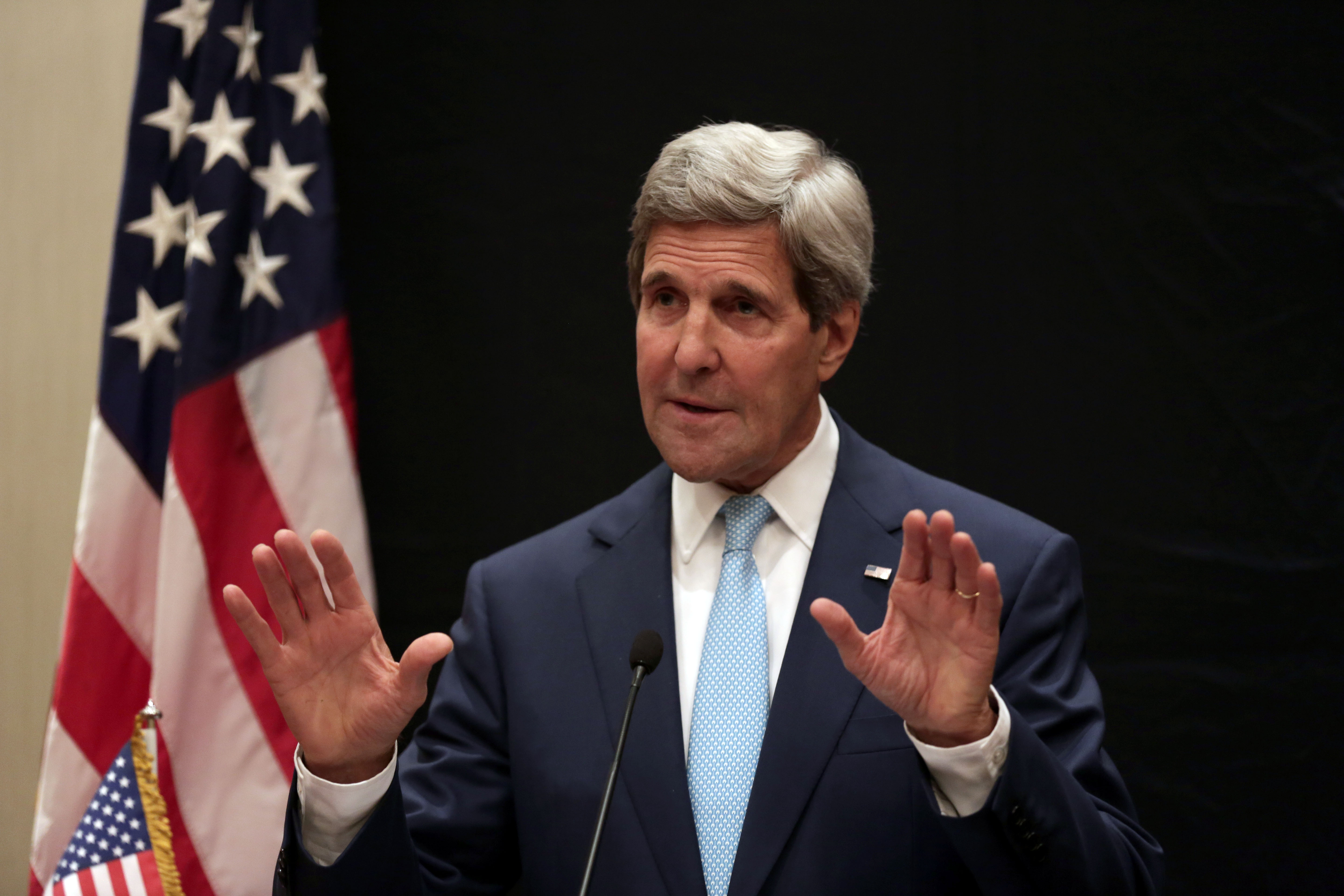 Kerry confronts threat of new war in Iraq