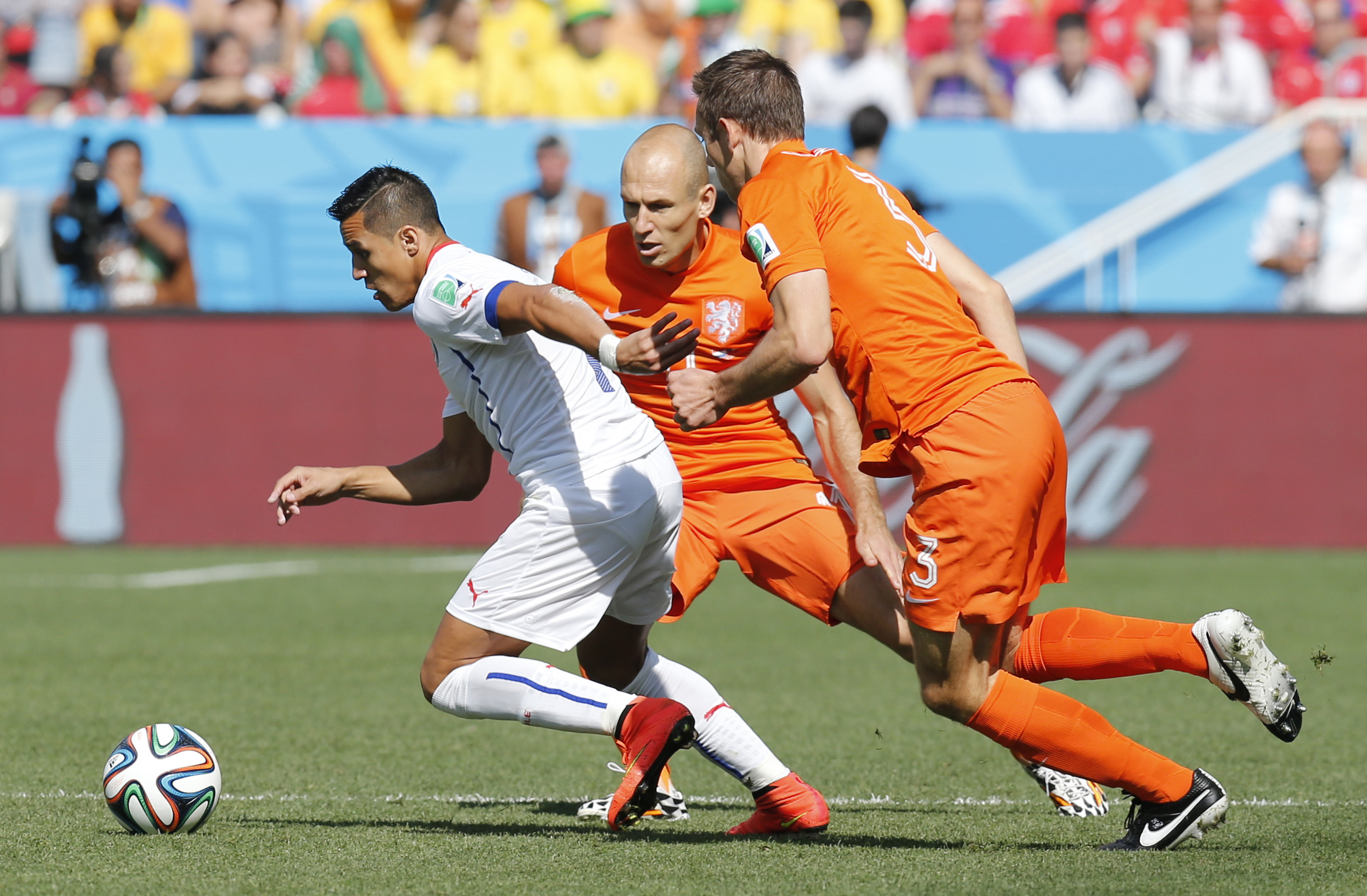 Dutch beat Chile 2-0 to top Group B