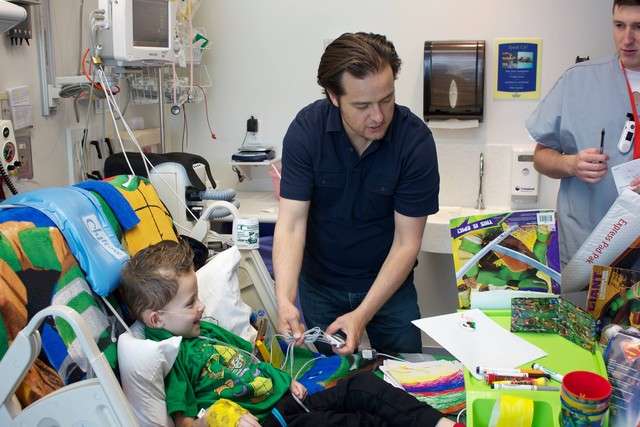 Top Billboard pianist to hold benefit concert for boy