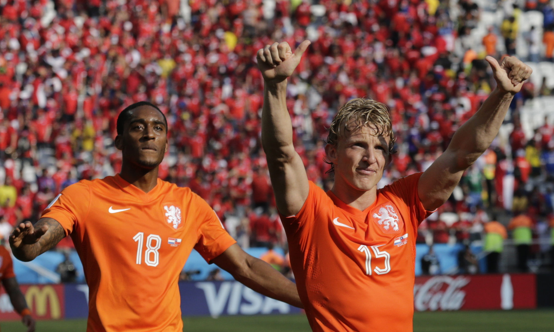 Dirk Kuyt drops into defense as Dutch beat Chile