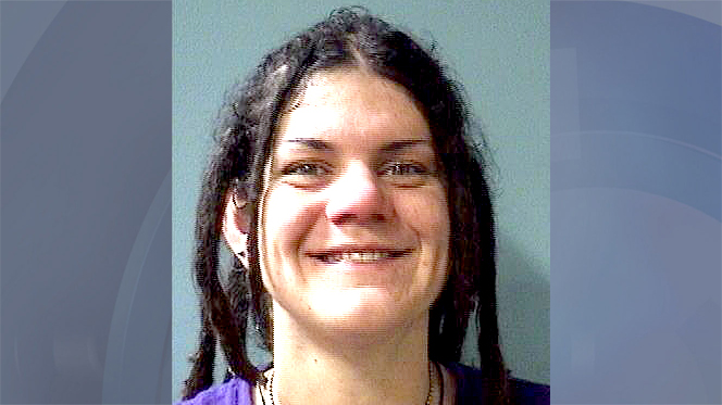 Mujer apuñala a un hombre y se fuga