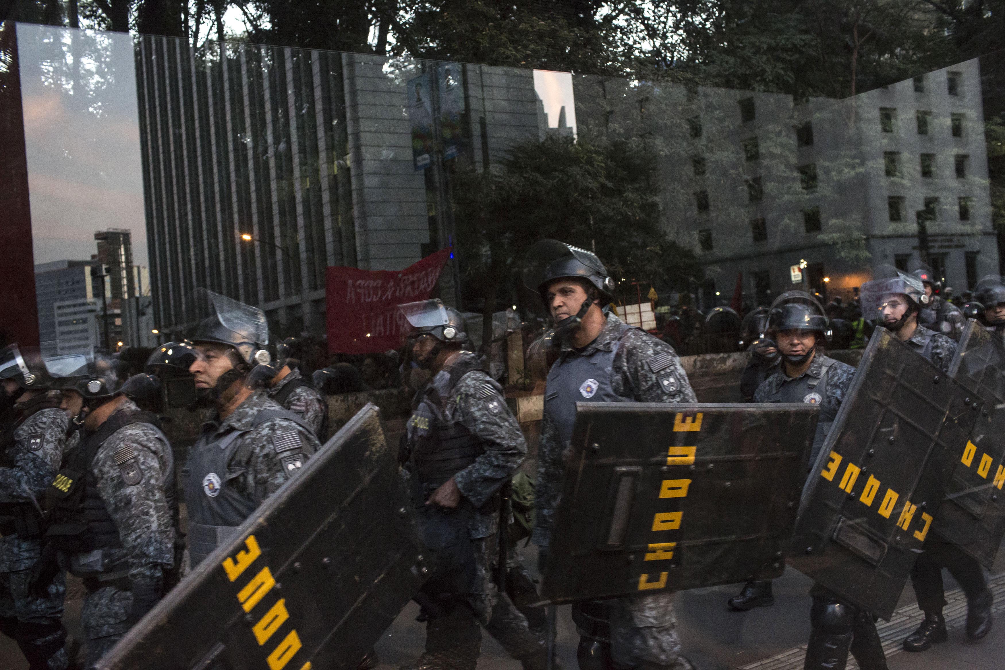Brazil investigates drawing of gun at Cup protest