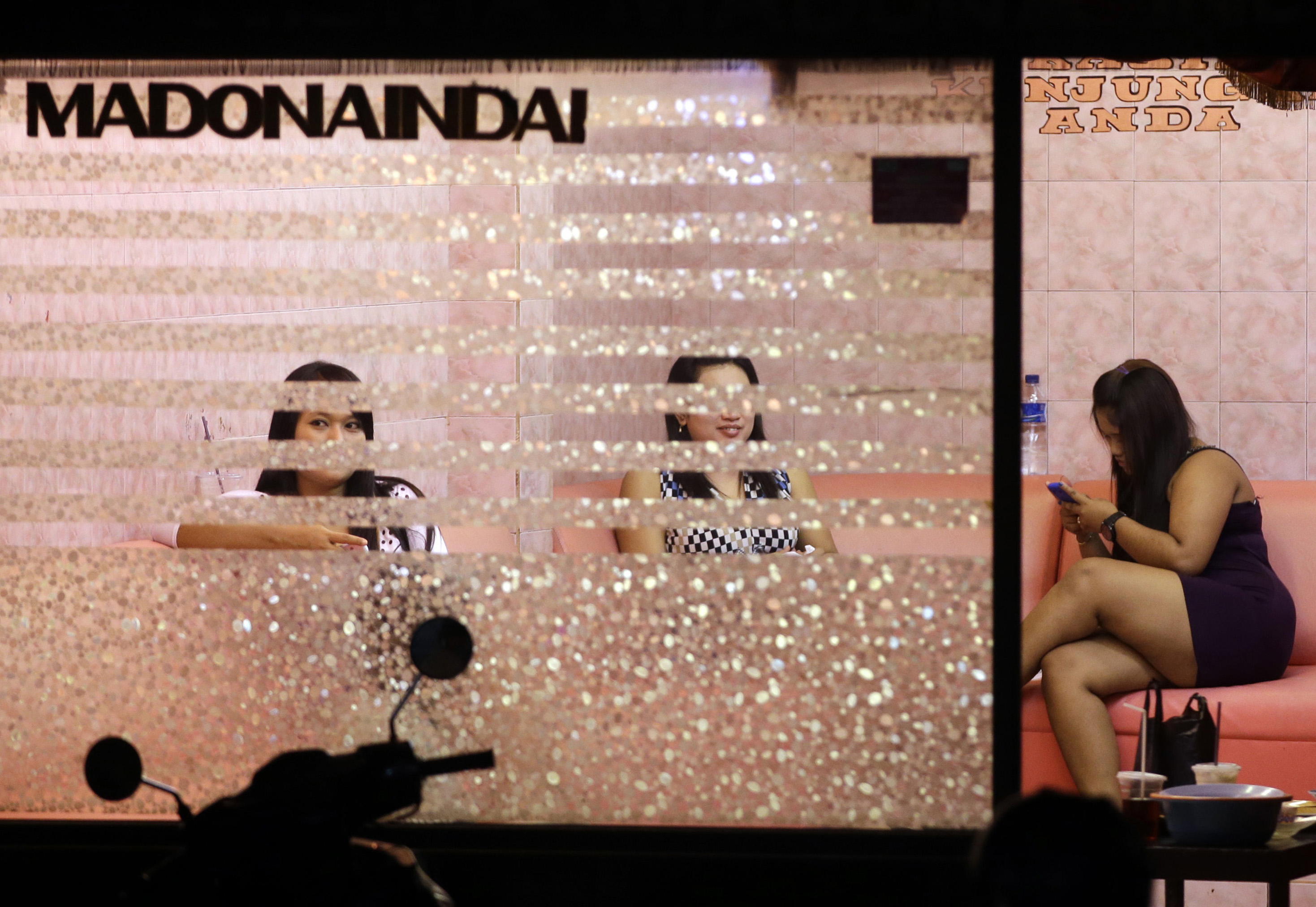 Indonesia prostitutes resist red-light shutdown