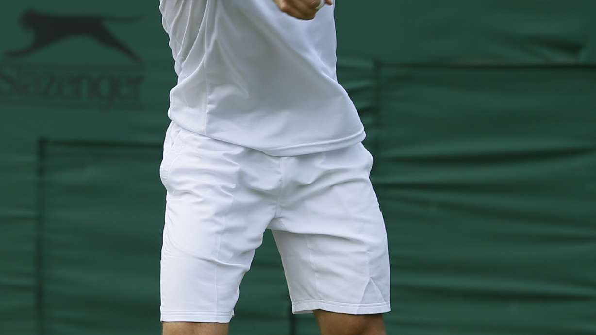 Wawrinka advances to 2nd round at Wimbledon