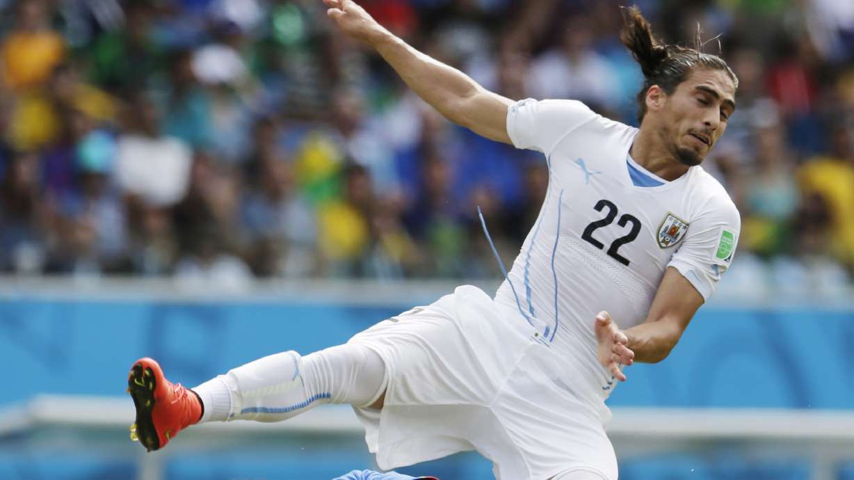 Ugliness reigns as Uruguay edges 10-man Italy 1-0