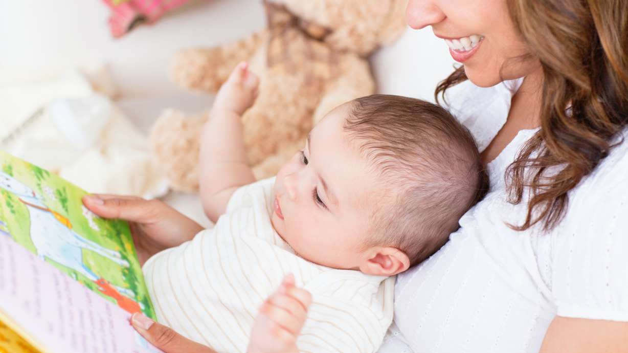 Leer a los niños desde bebés beneficia su desarrollo
