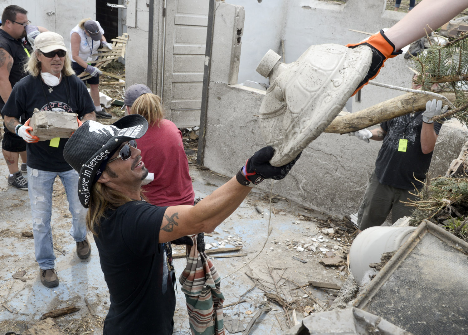 Bret Michaels lends a hand at stricken town