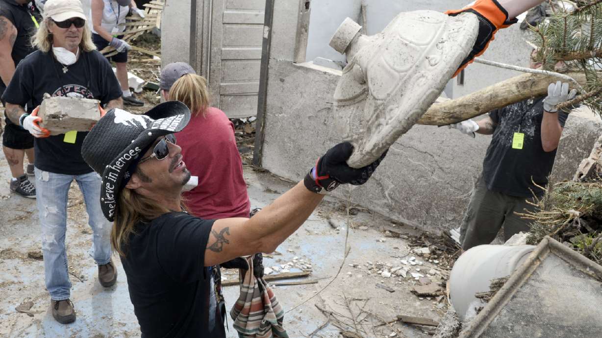 Bret Michaels lends a hand at stricken town